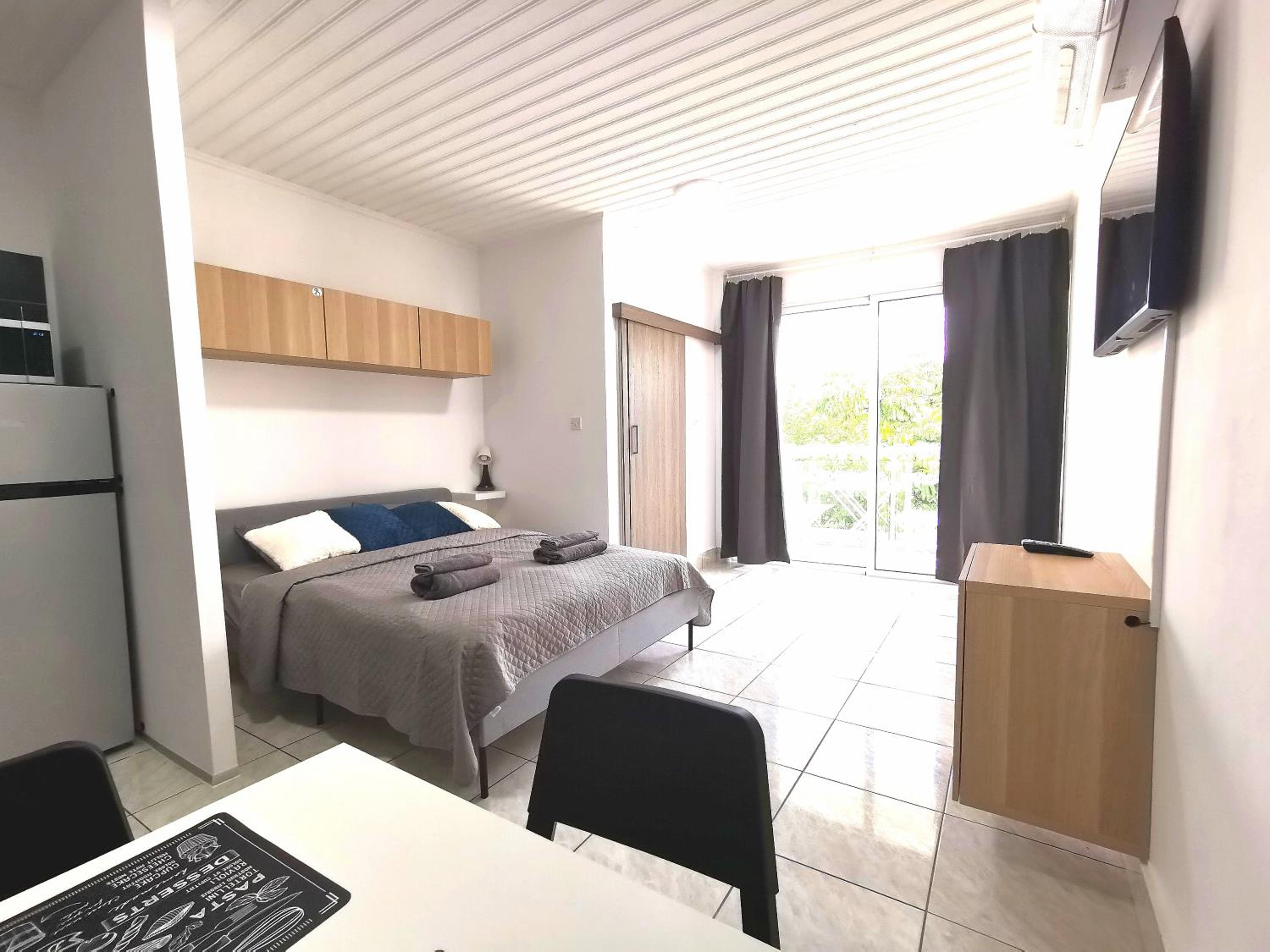 Studio Apartment with Balcony photo 1