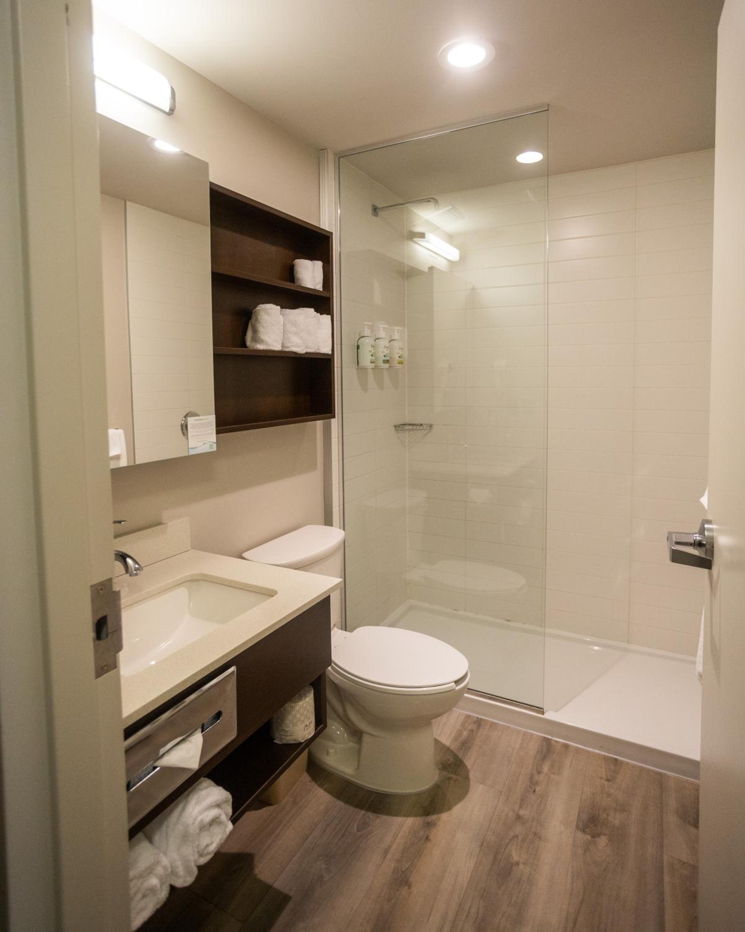 Queen Studio Suite with Kitchenette - Non-Smoking - Photo 1