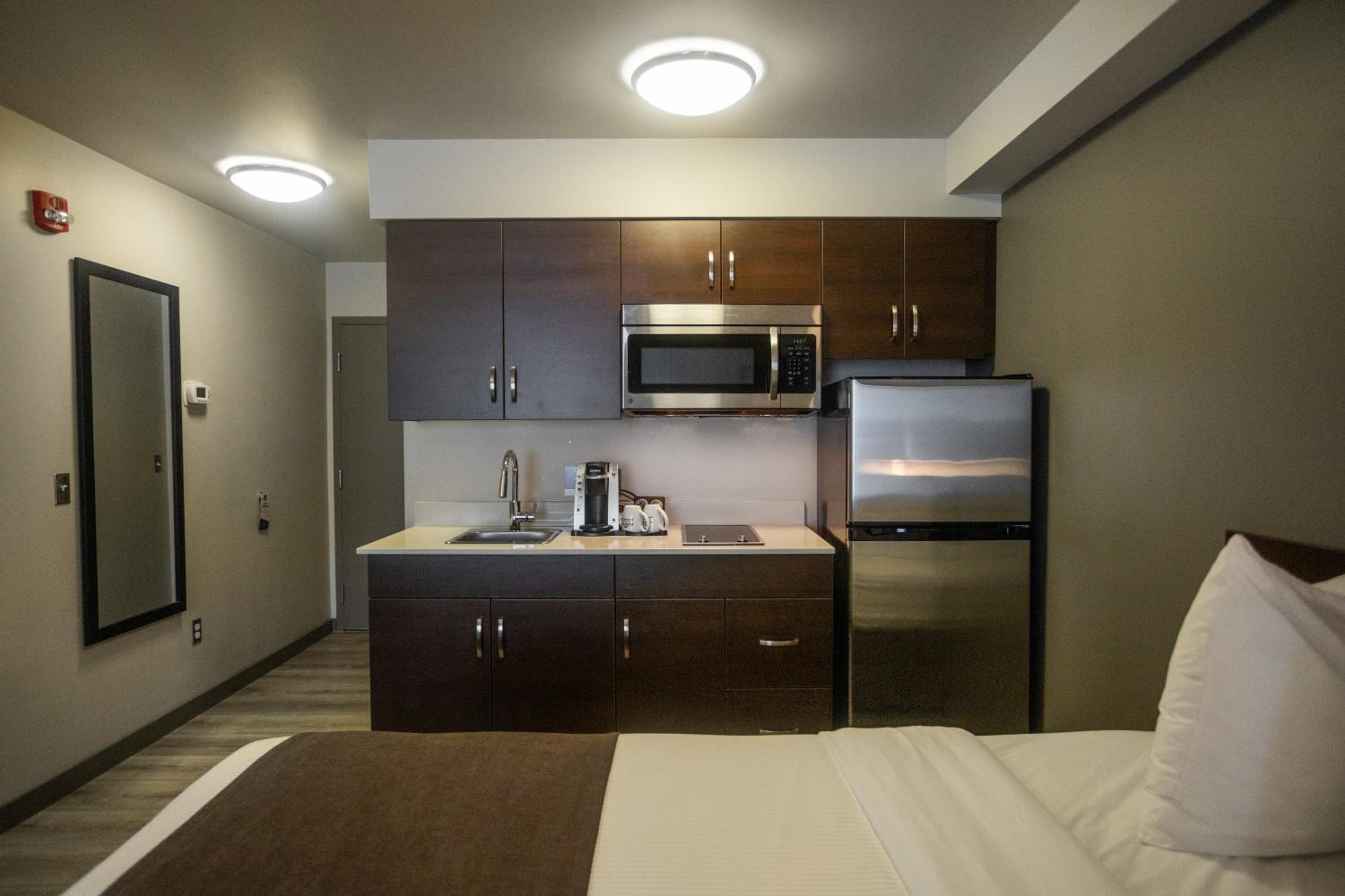 Queen Studio Suite with Kitchenette - Non-Smoking - Photo 3