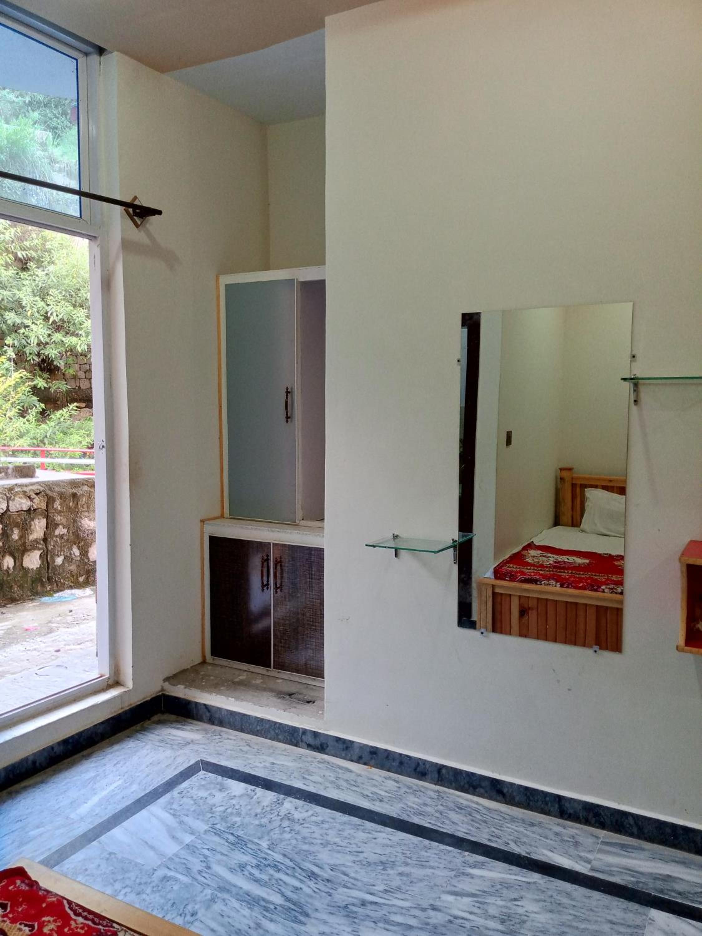 Economy Triple Room photo 2