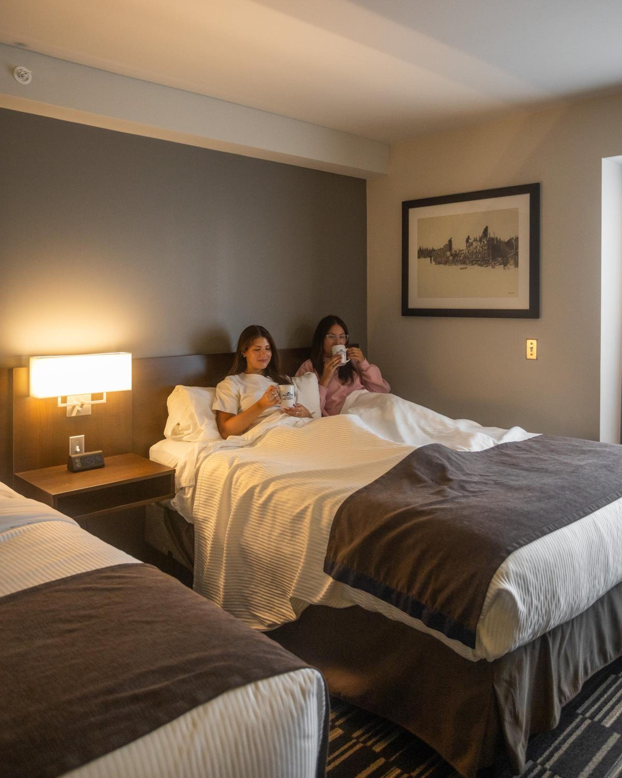 Queen Room with Two Queen Beds and Shower - Non-Smoking - Photo 4