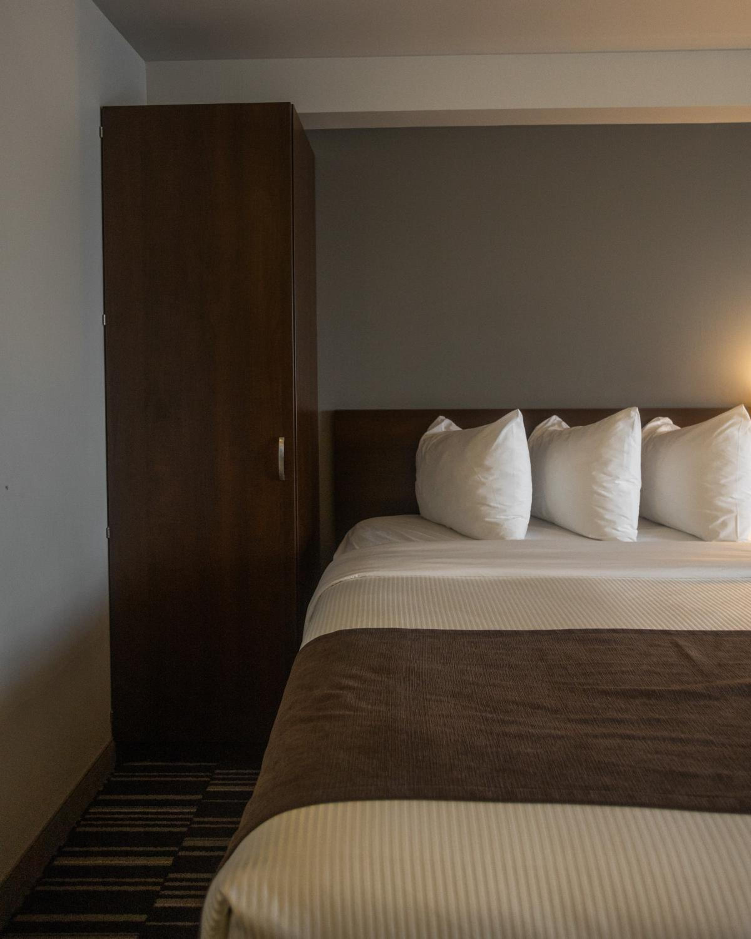 Queen Room with Two Queen Beds - Non-Smoking - Photo 4