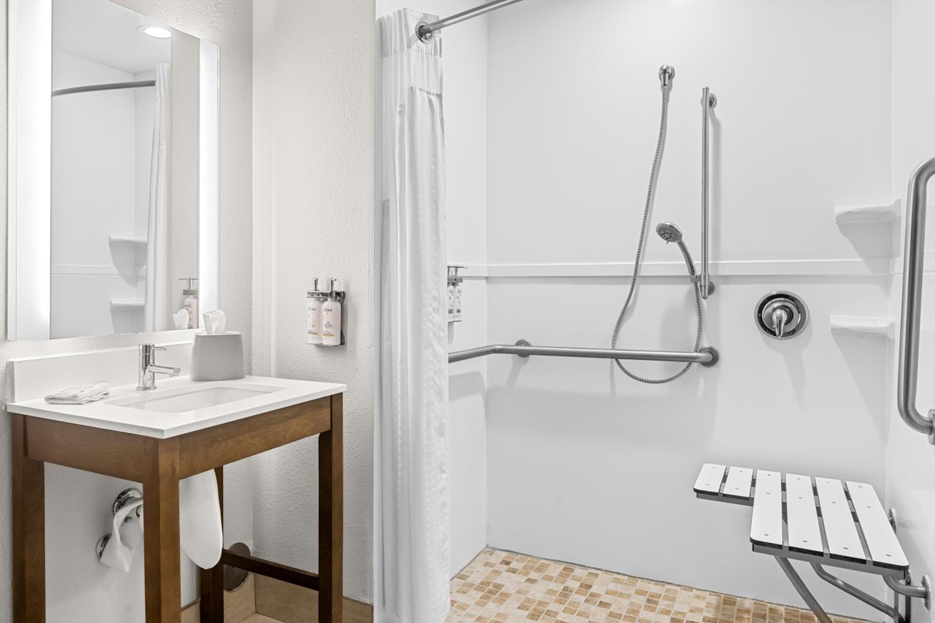 Queen Room with Two Queen Beds Hearing Accessible with Roll-In Shower - Non-Smoking - Photo 8