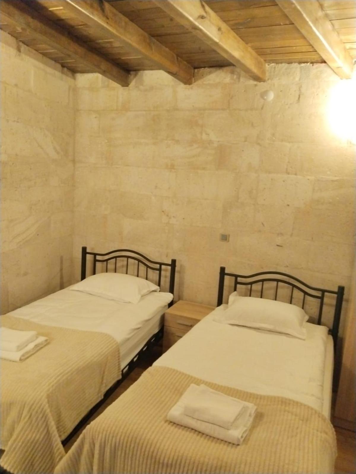 Budget Twin Room - Photo 4