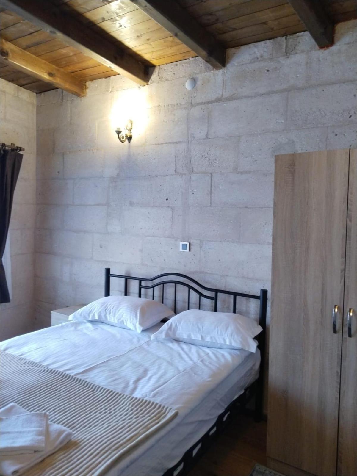Double Room - Photo 12
