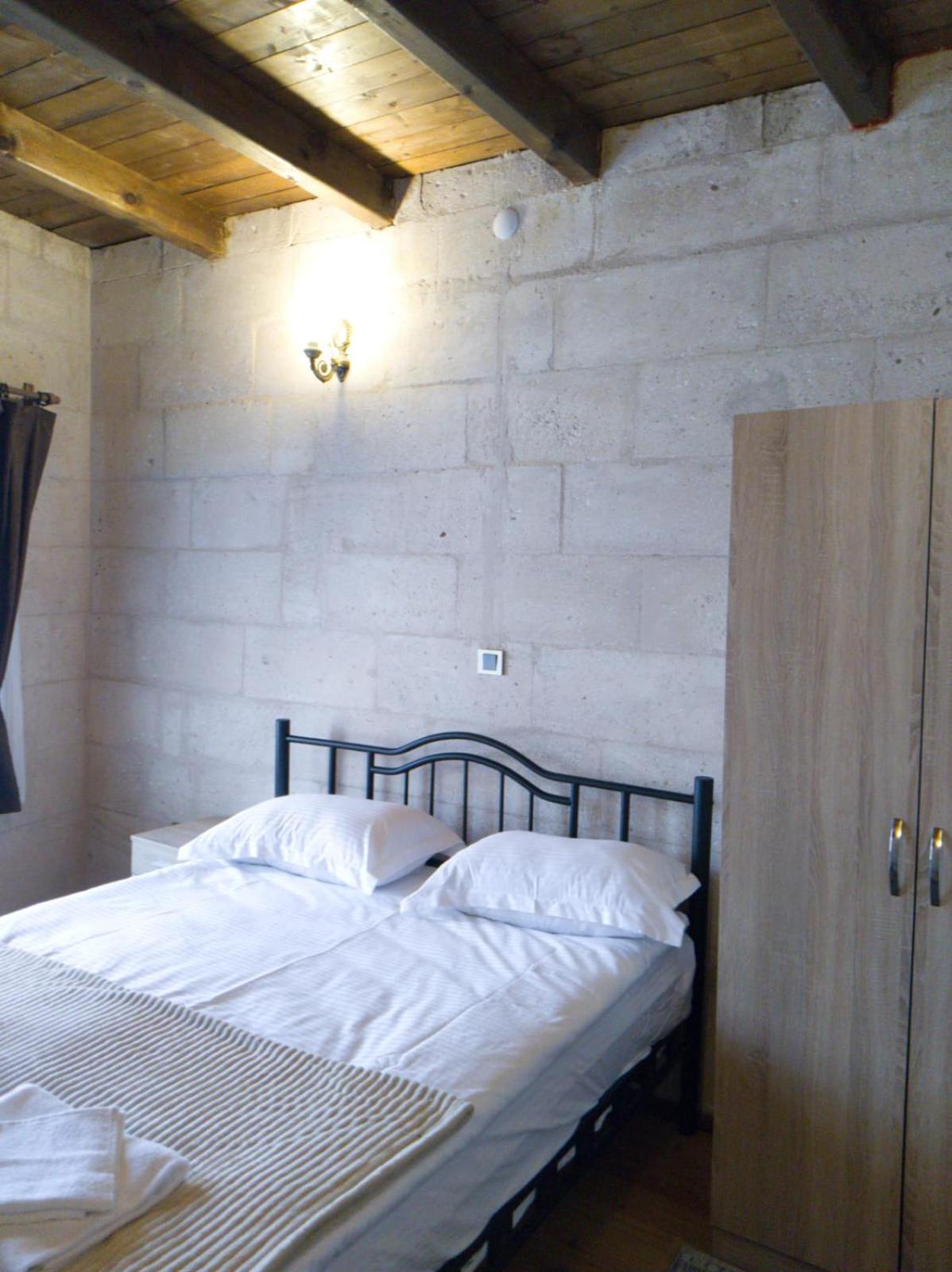 Double Room - Photo 7