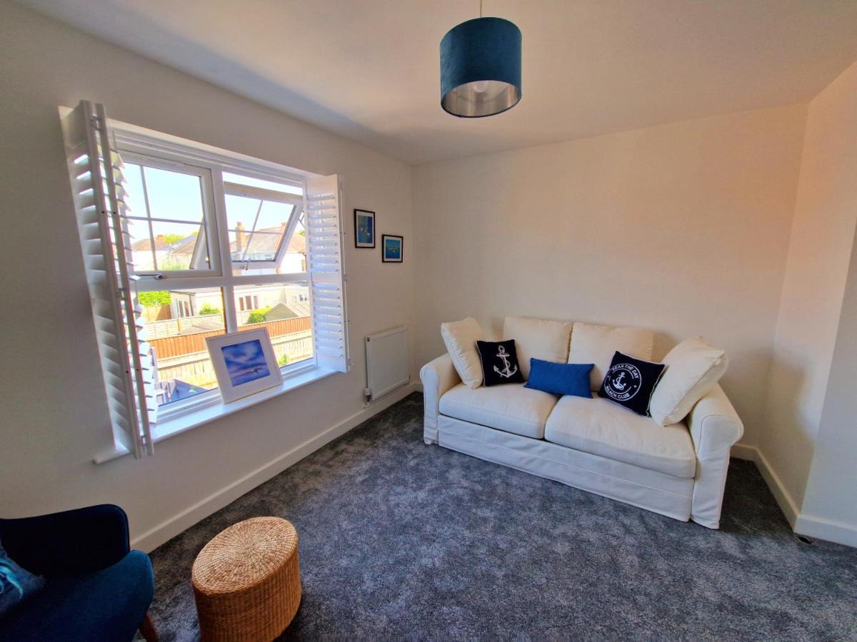 Three-Bedroom House photo 3