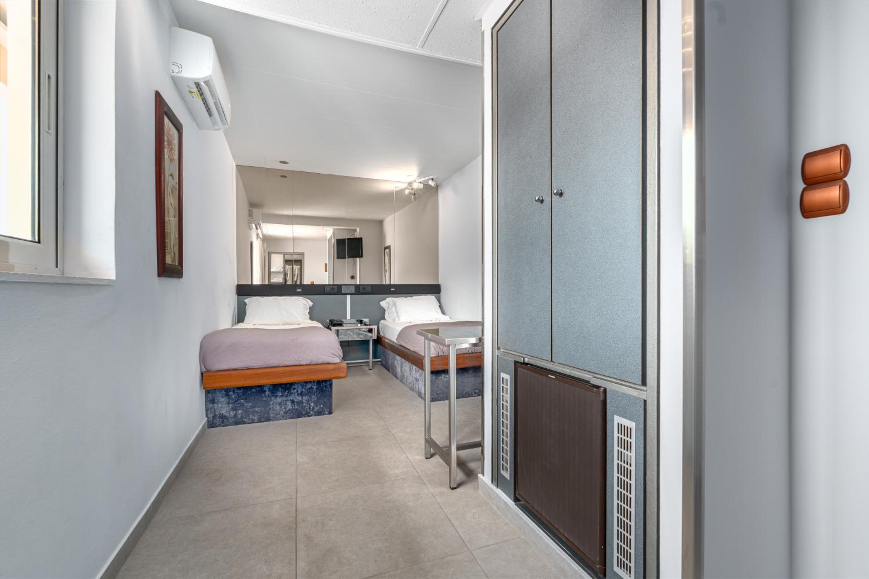 Twin Room with Shower - Photo 1
