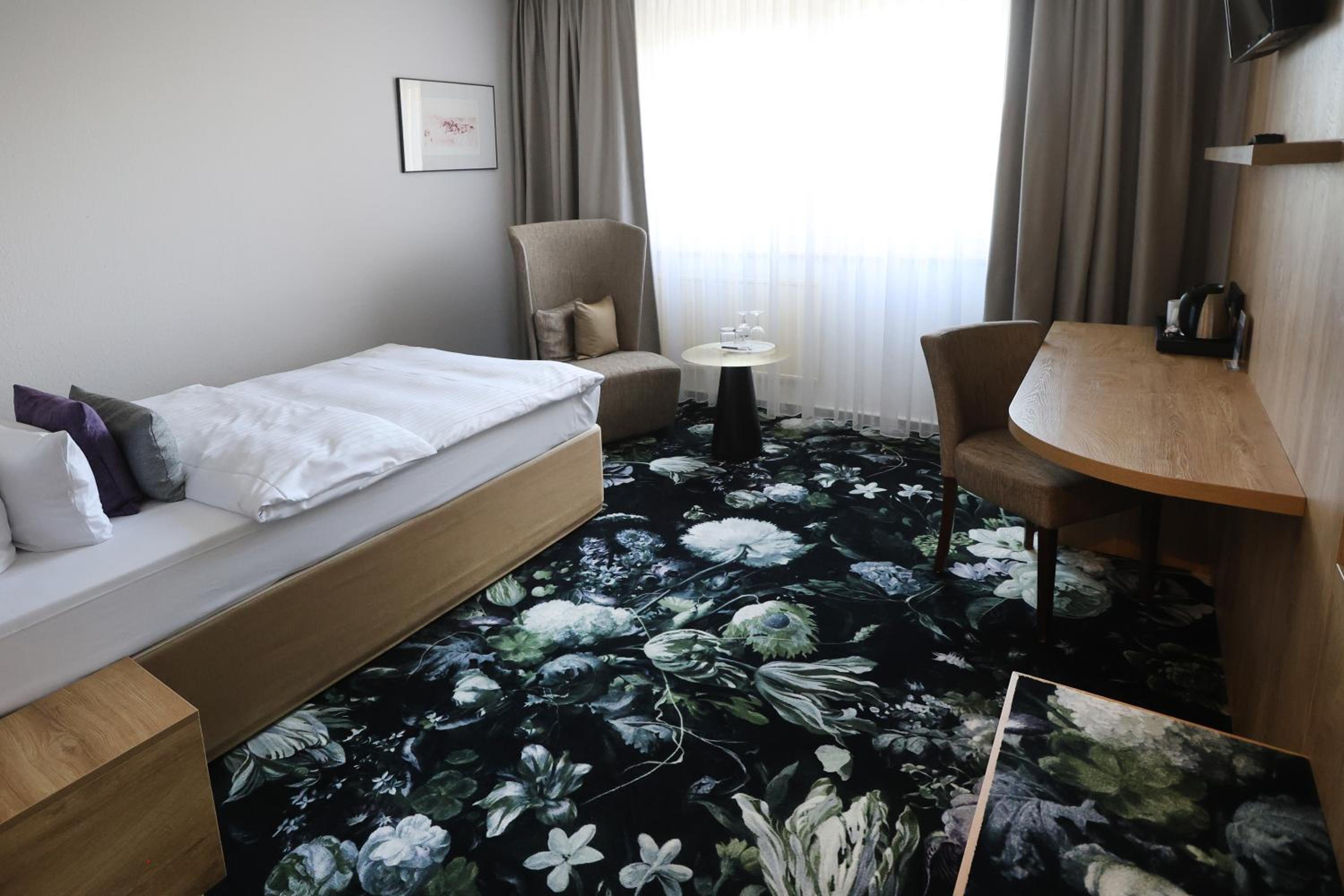 Standard Queen Room