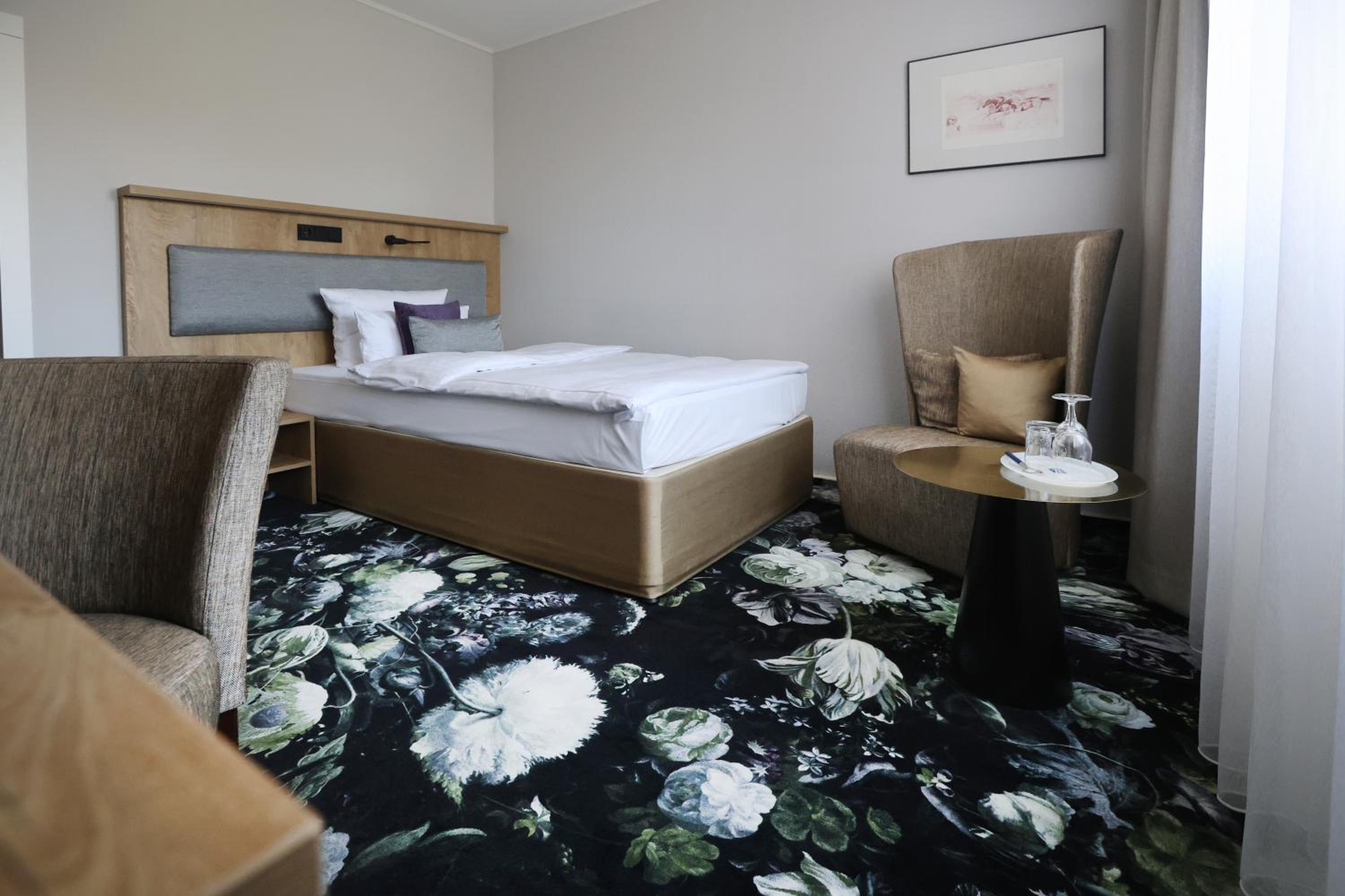 Standard Queen Room thumbnail 6