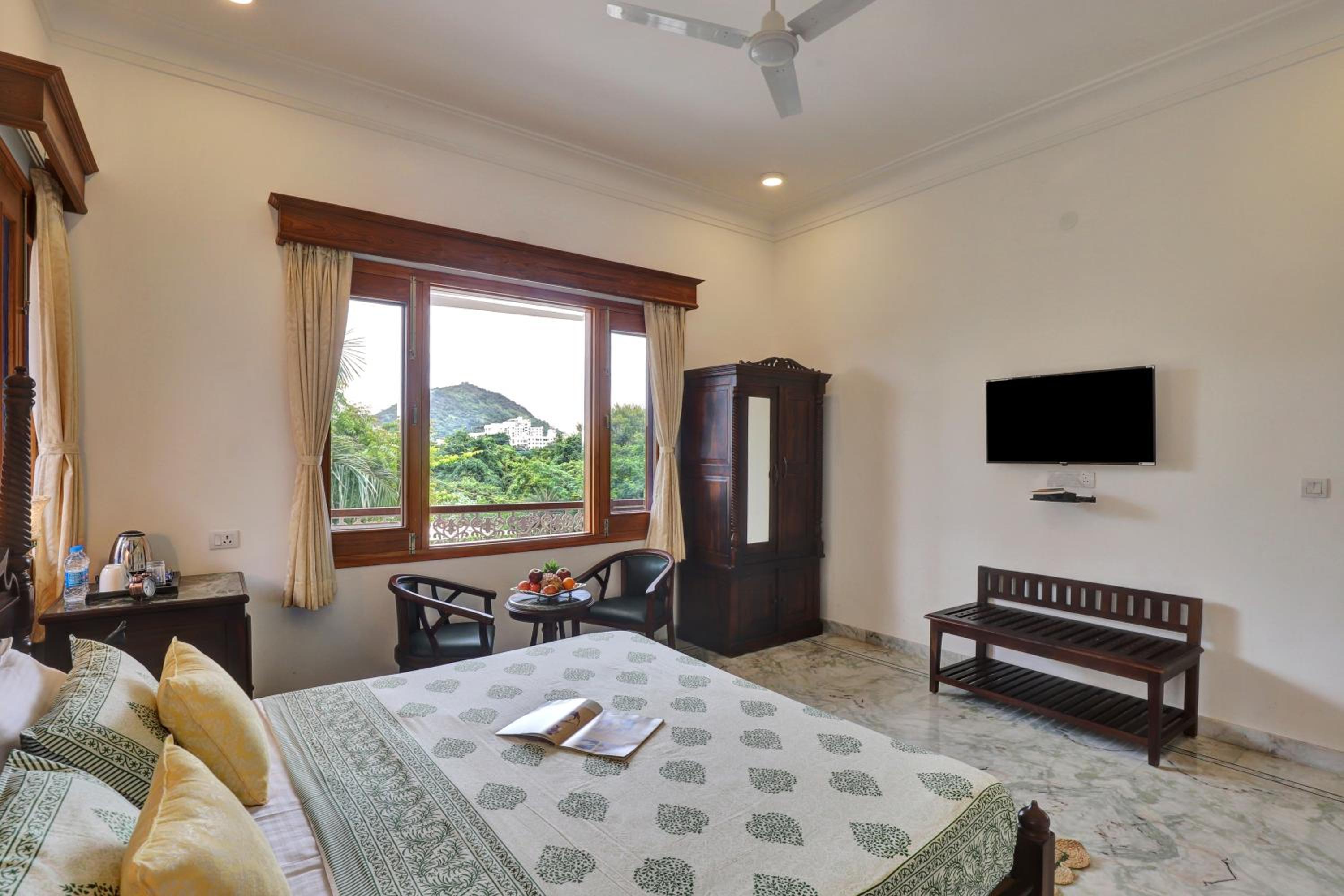 Deluxe Room - Photo 16