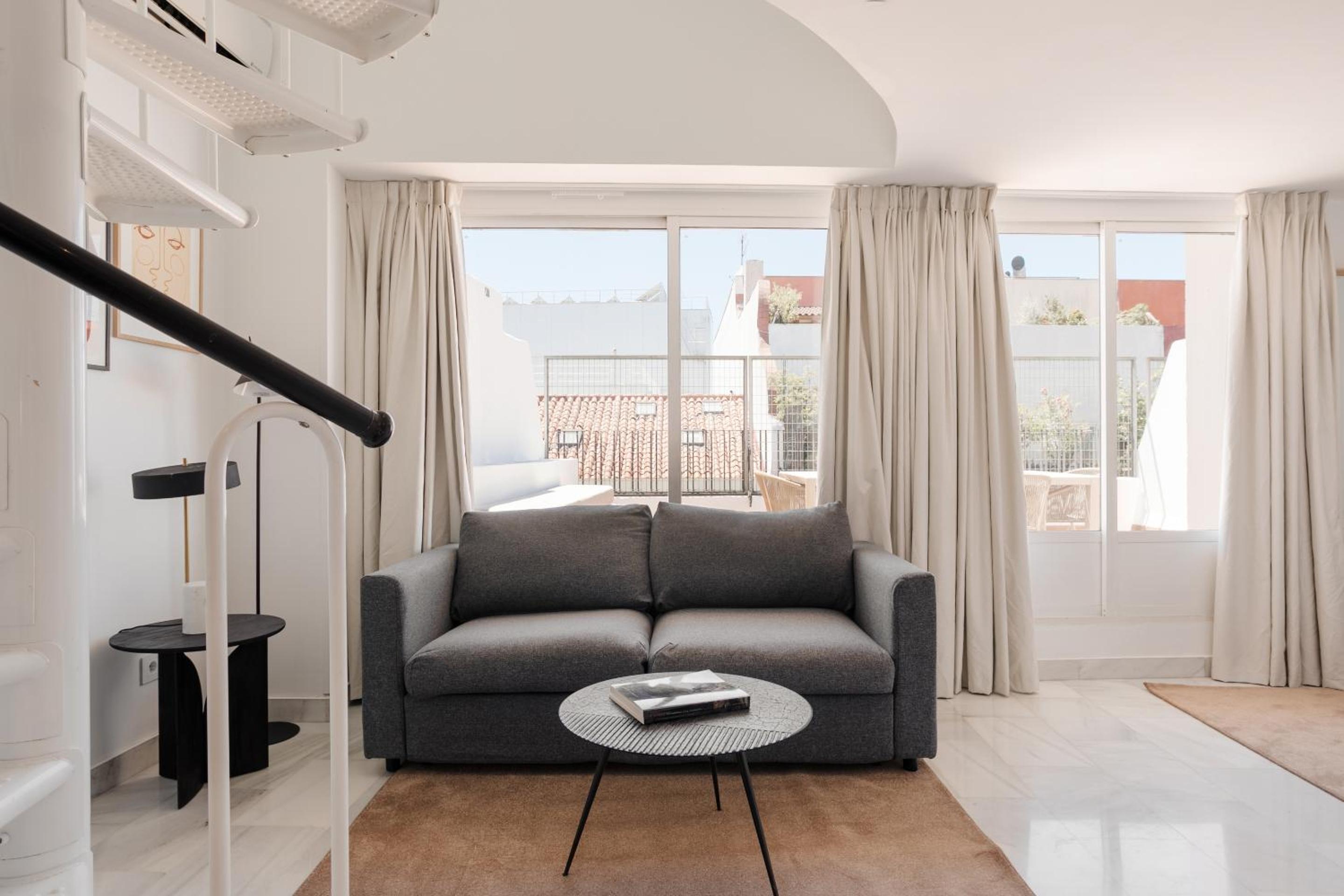 Apartamento loft de una habitación con balcón