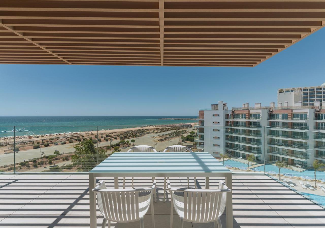 One-Bedroom Apartment with Rooftop Jacuzzi