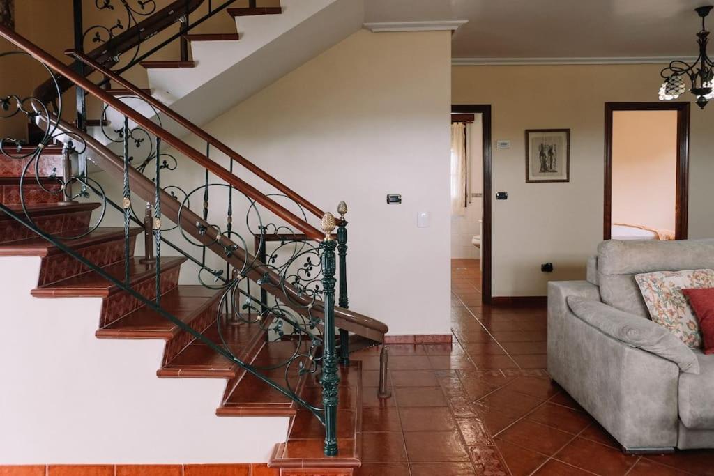 Five-Bedroom House photo 3