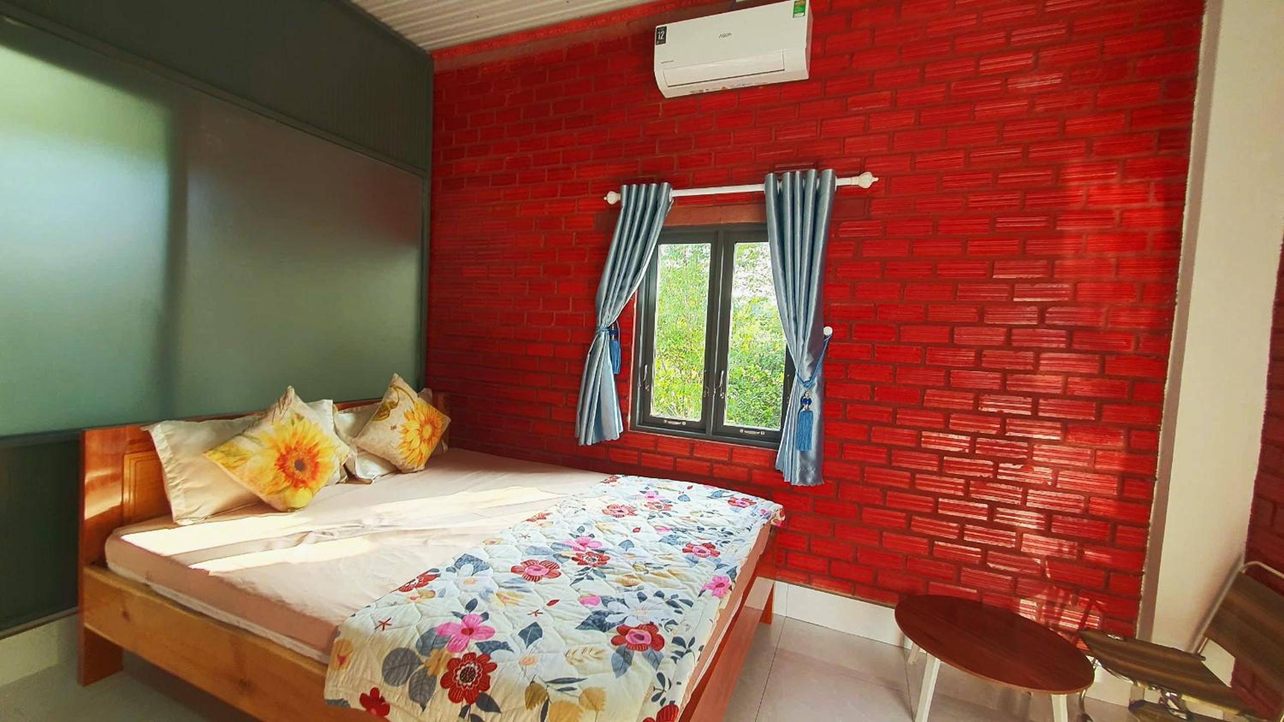 Queen Room with Balcony photo 1