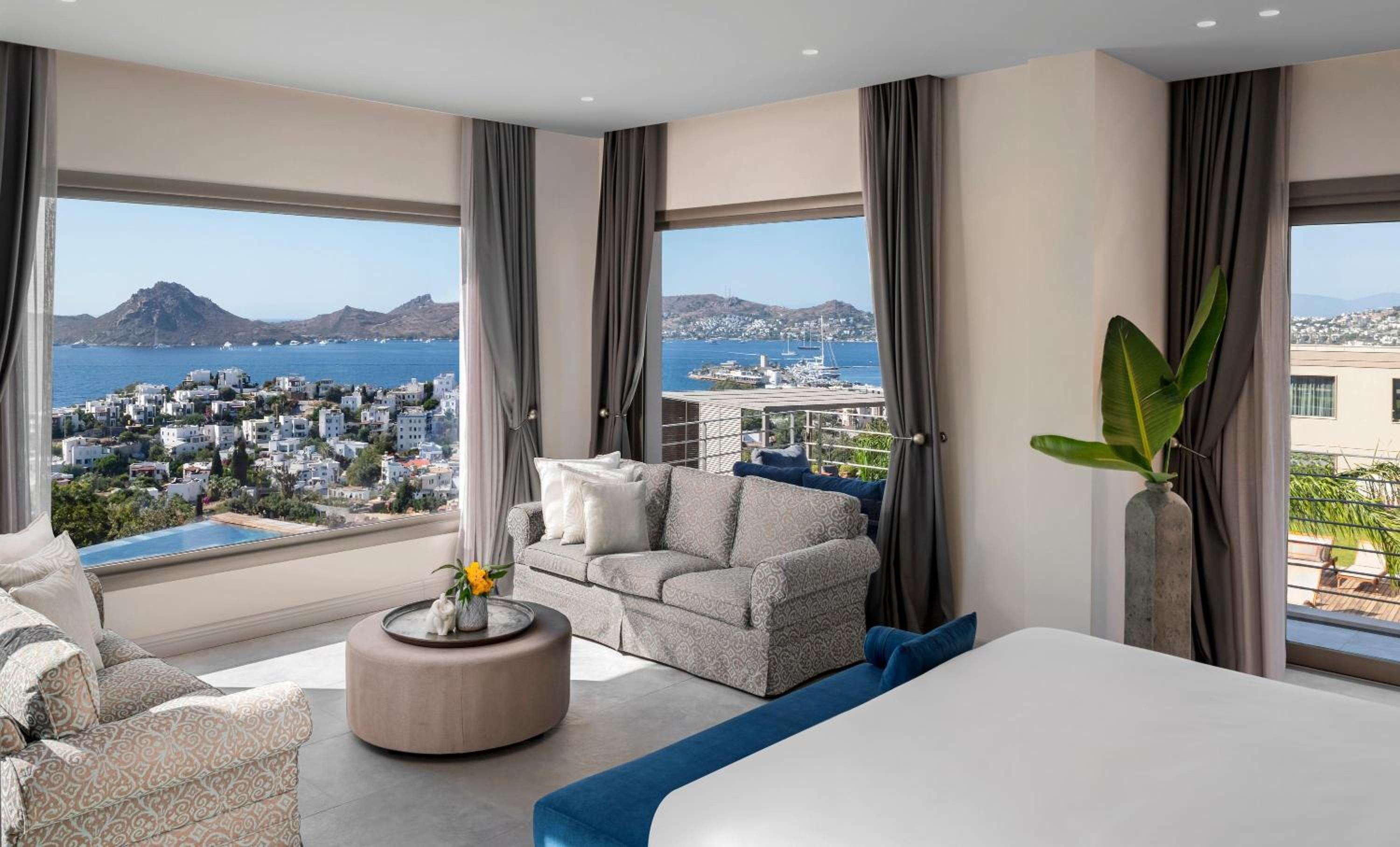 Luxury Sunset Suite with Balcony - Photo 6