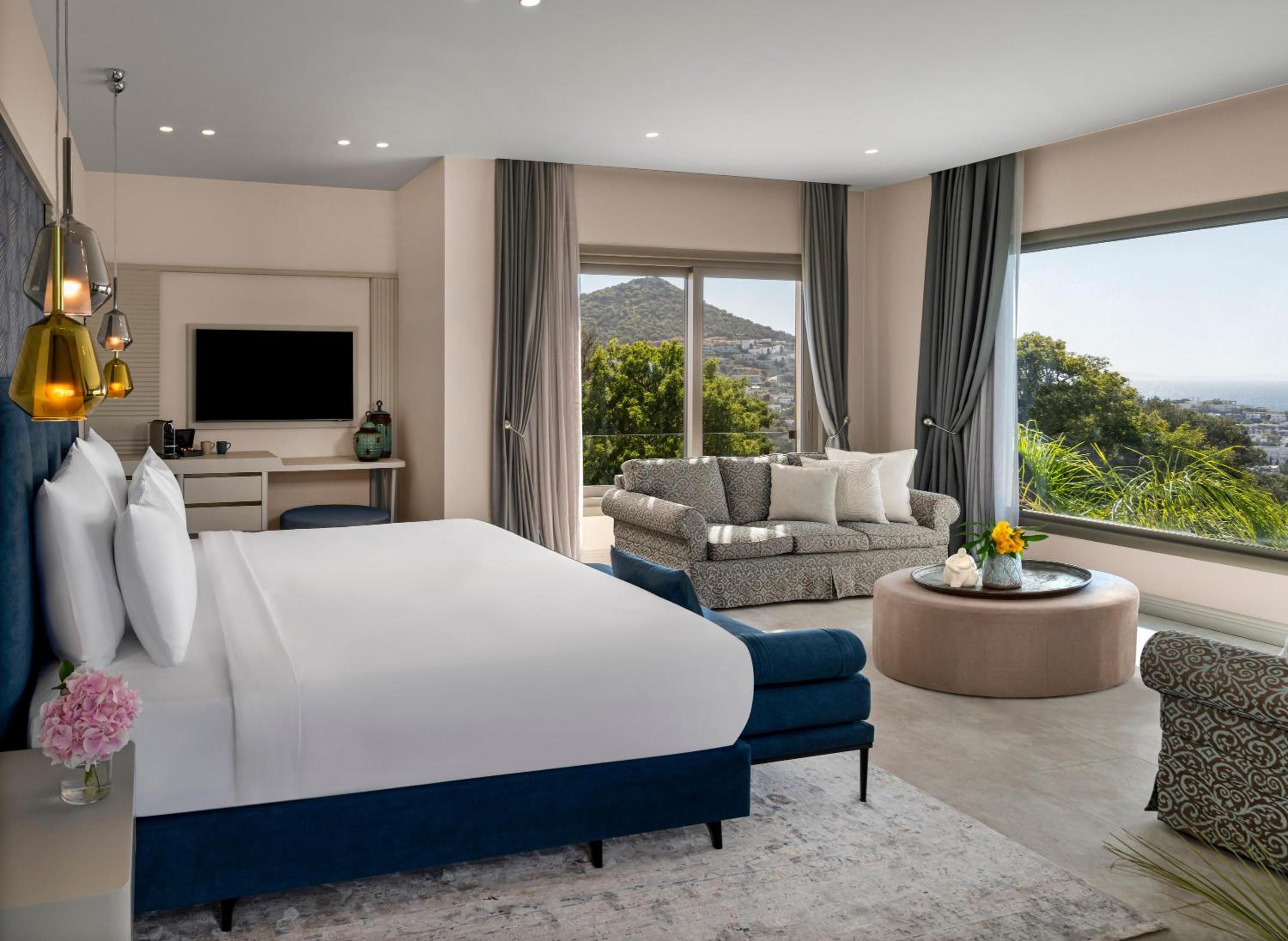 Luxury Sunset Suite with Balcony - Photo 1