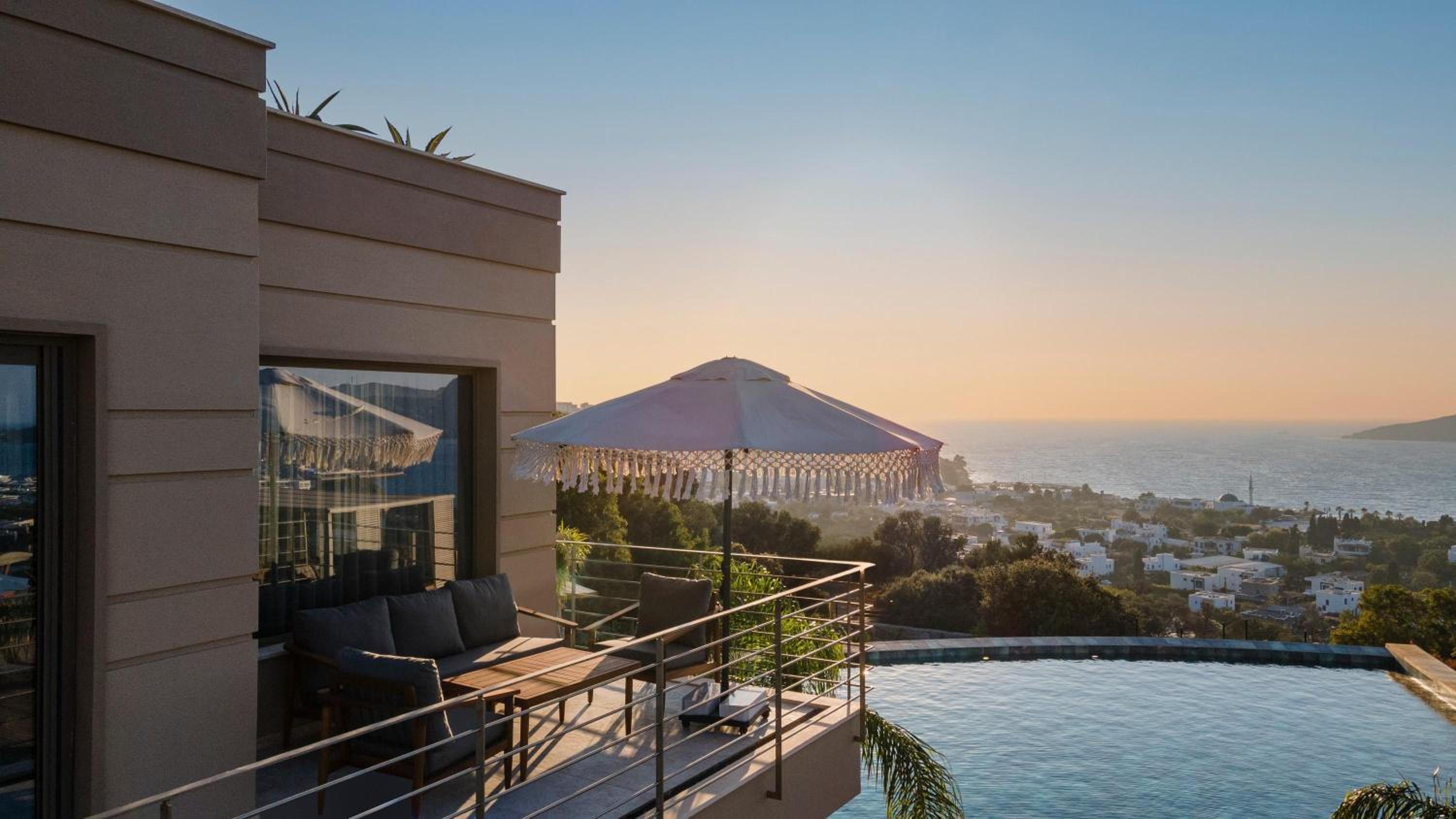 Luxury Sunset Suite with Balcony - Photo 5
