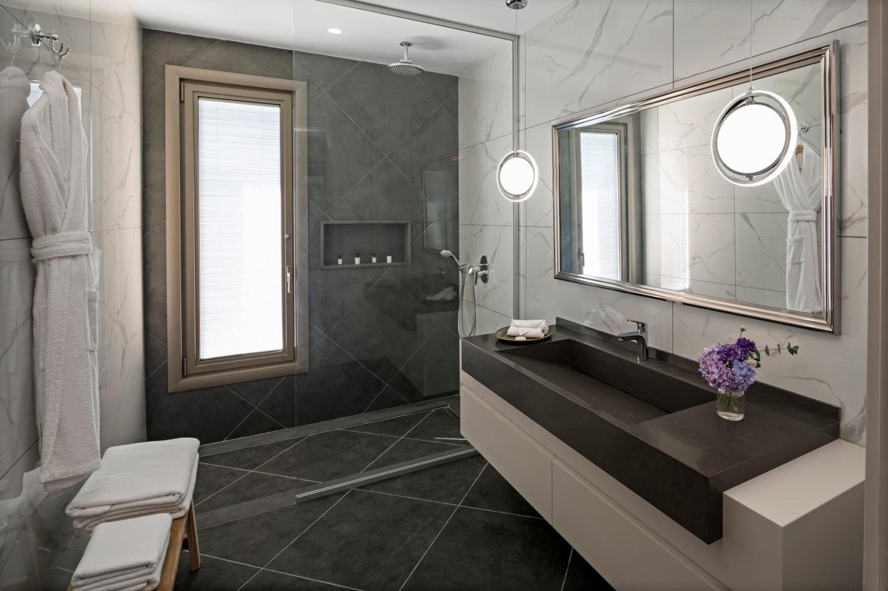 Luxury Sunset Suite with Balcony - Photo 4