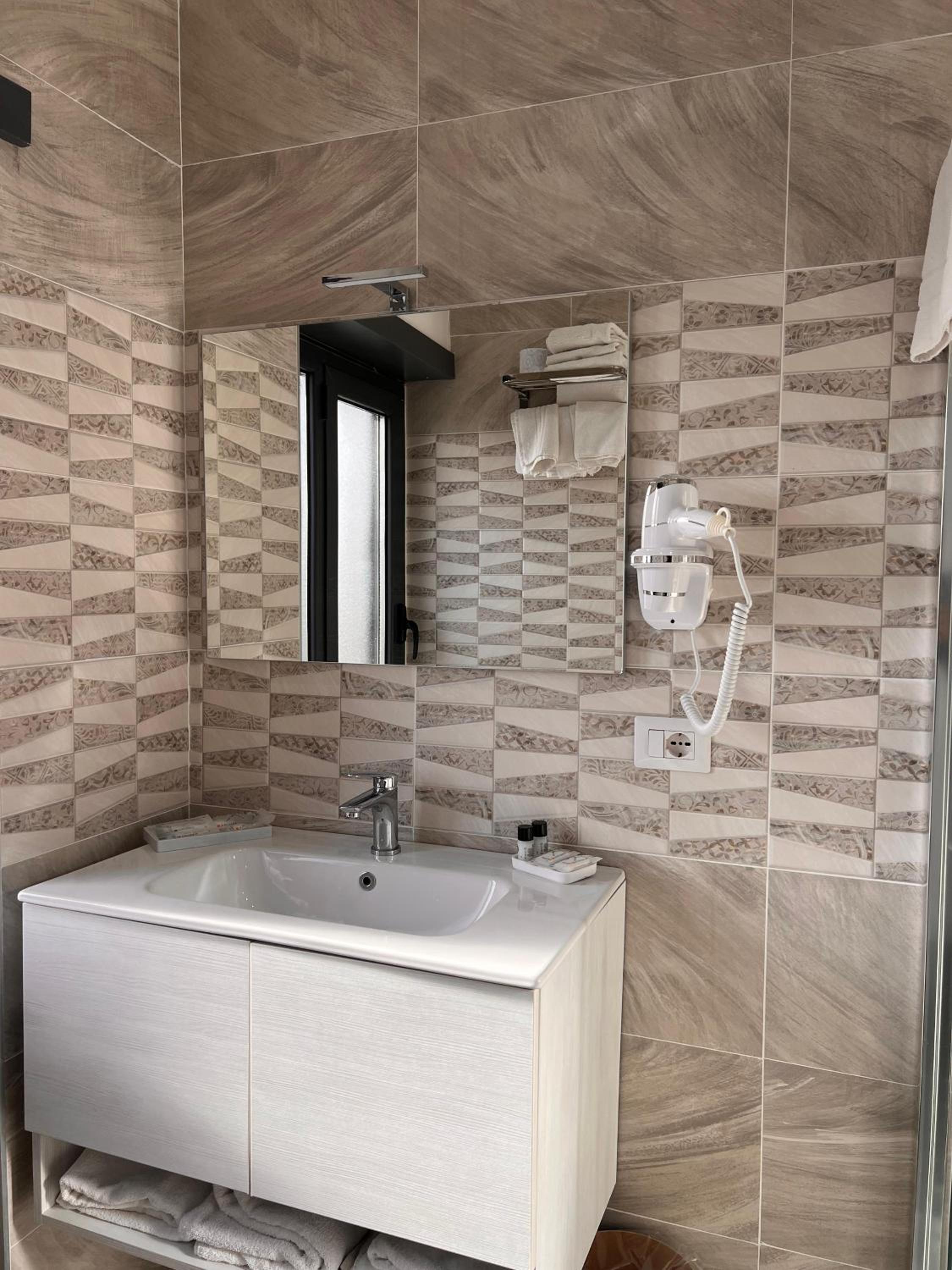 Superior Triple Room - Photo 9