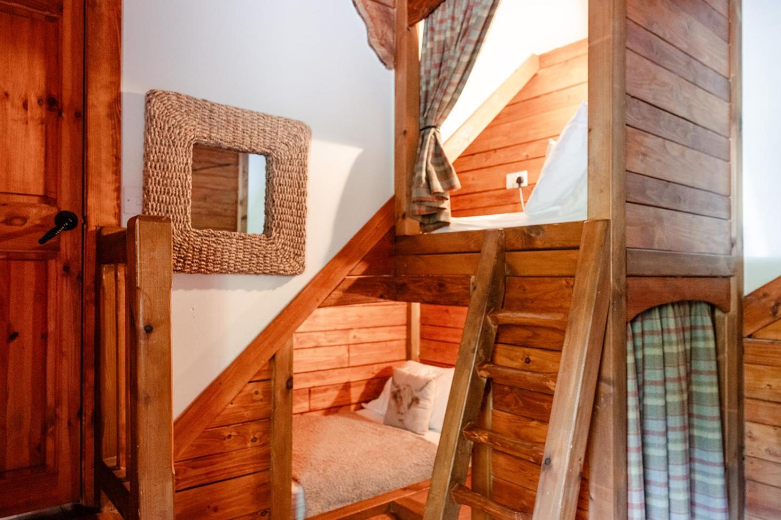 Five-Bedroom House photo 1