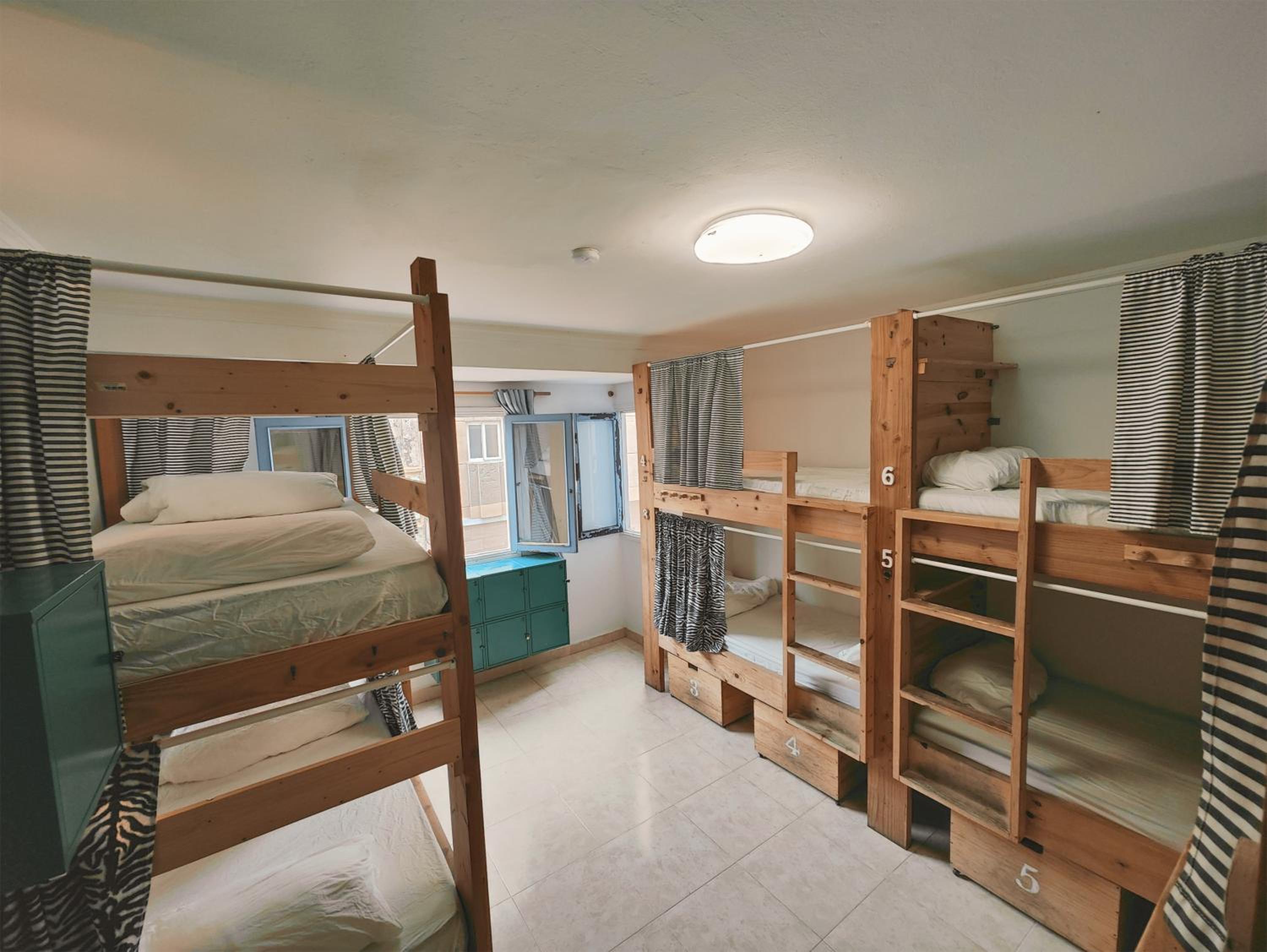Cama en habitación compartida para 8 personas