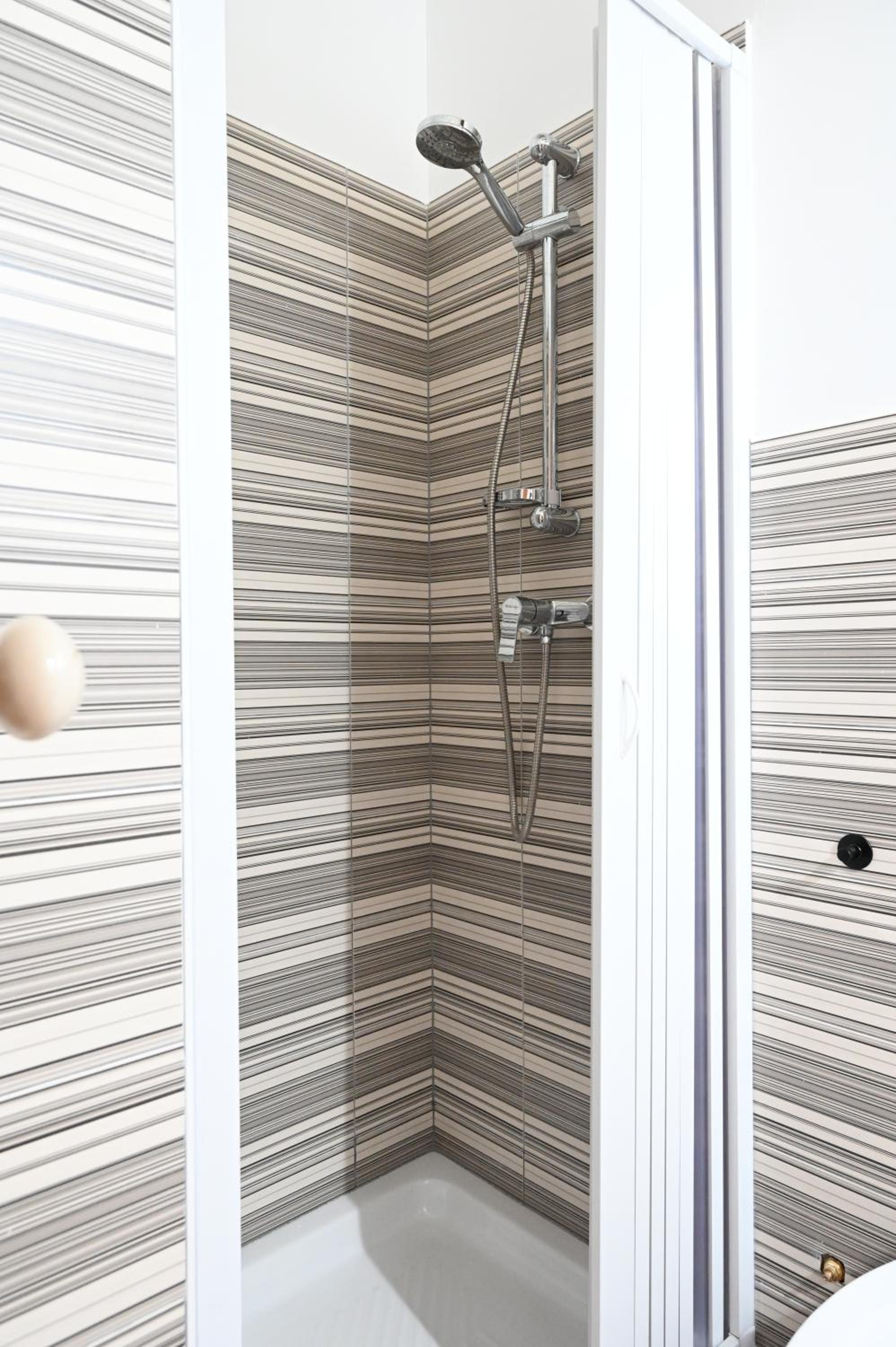 Quadruple Room with Private Bathroom photo 3