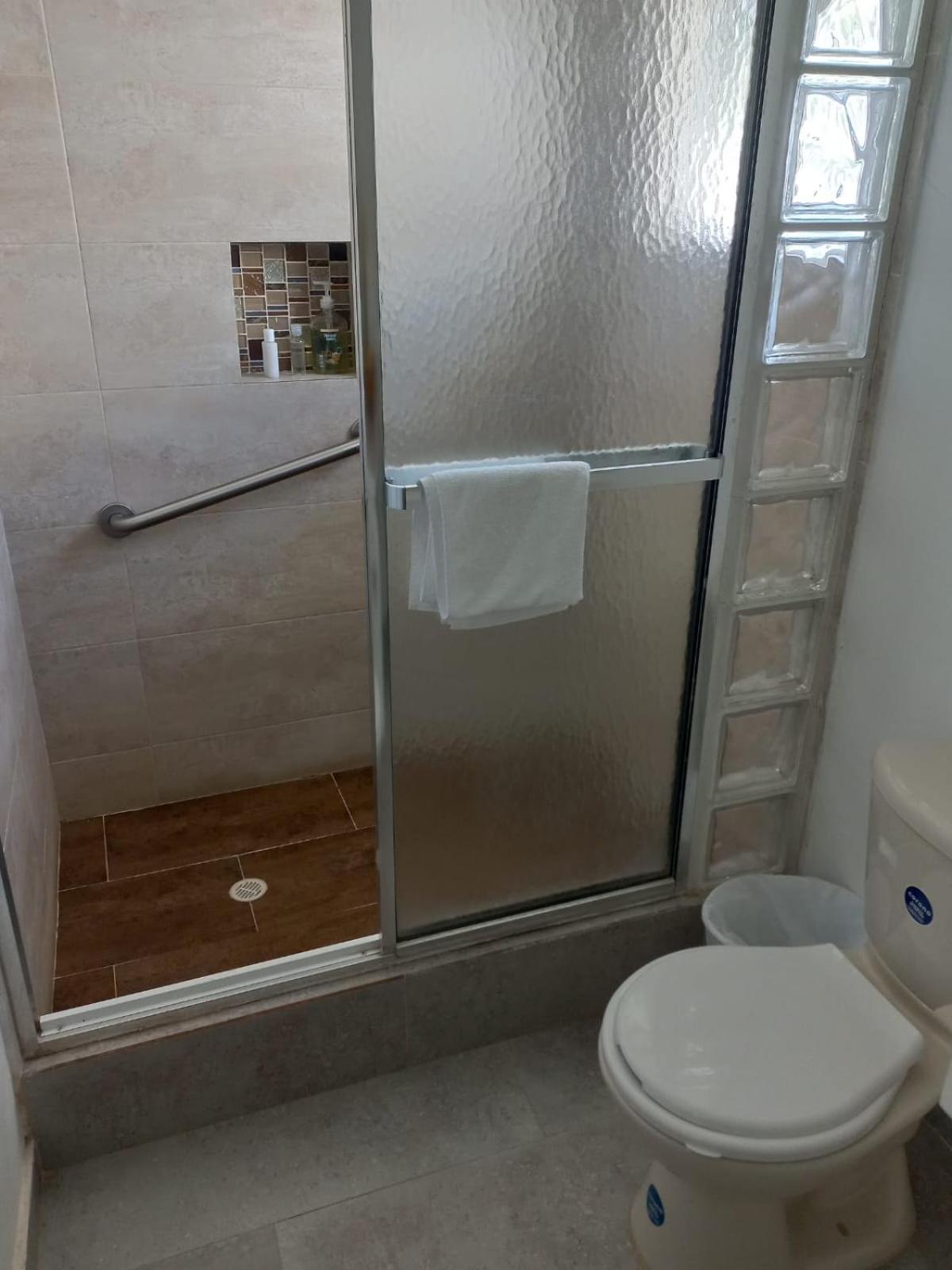 Seven-Bedroom House photo 3
