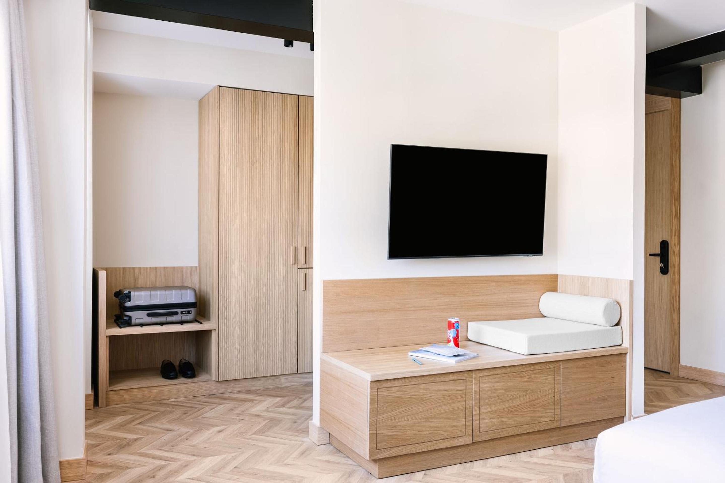 Superior Studio Apartment with King Bed photo 2