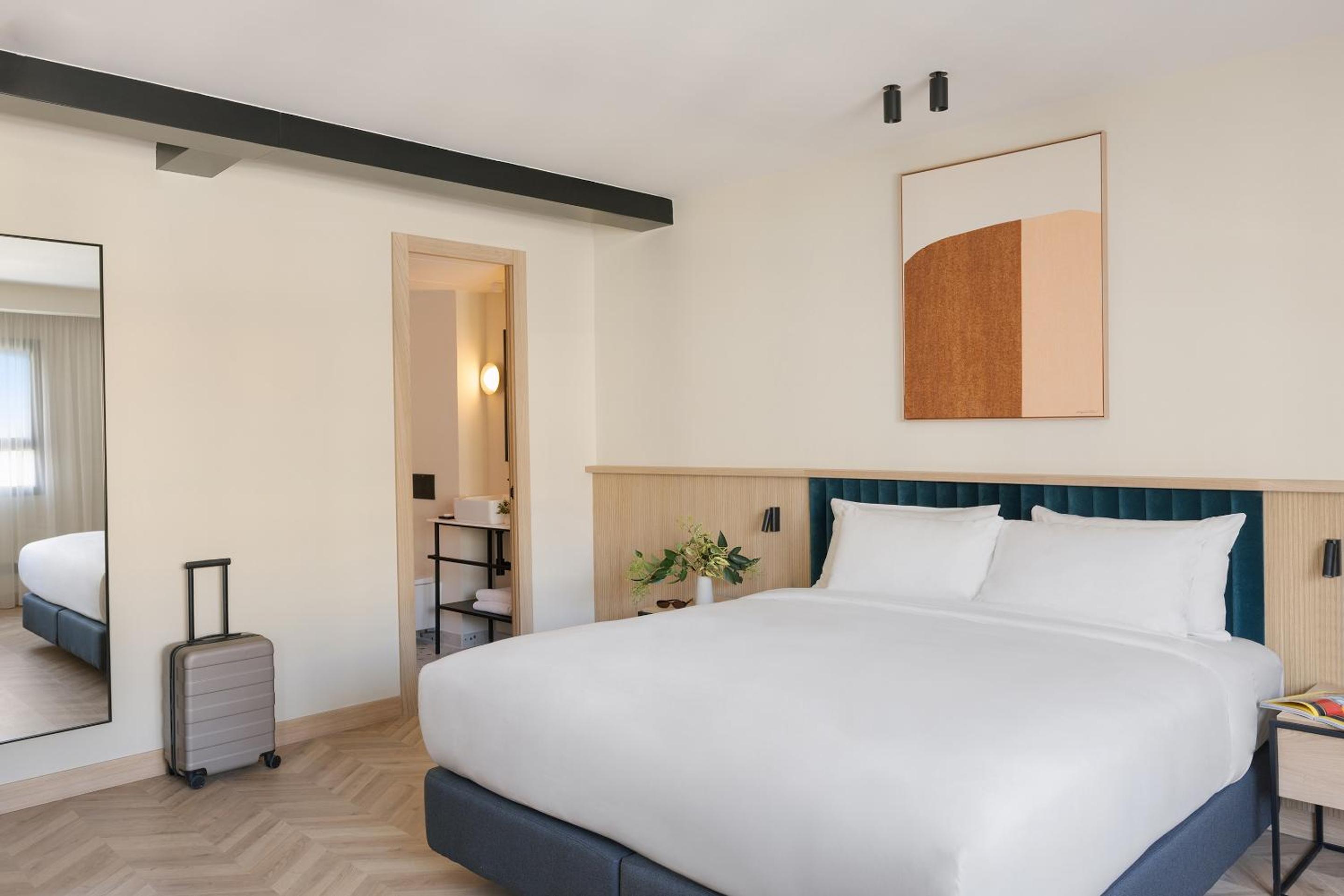 Superior Studio Apartment with King Bed photo 2