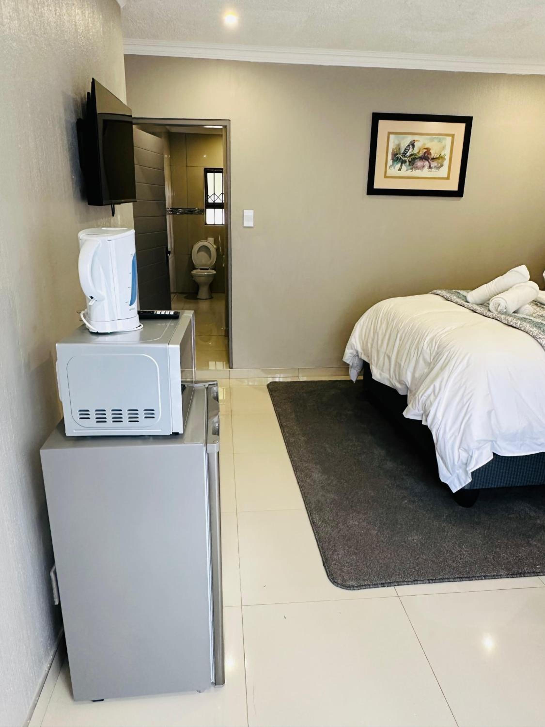 Deluxe Double or Twin Room with Pool View photo 3