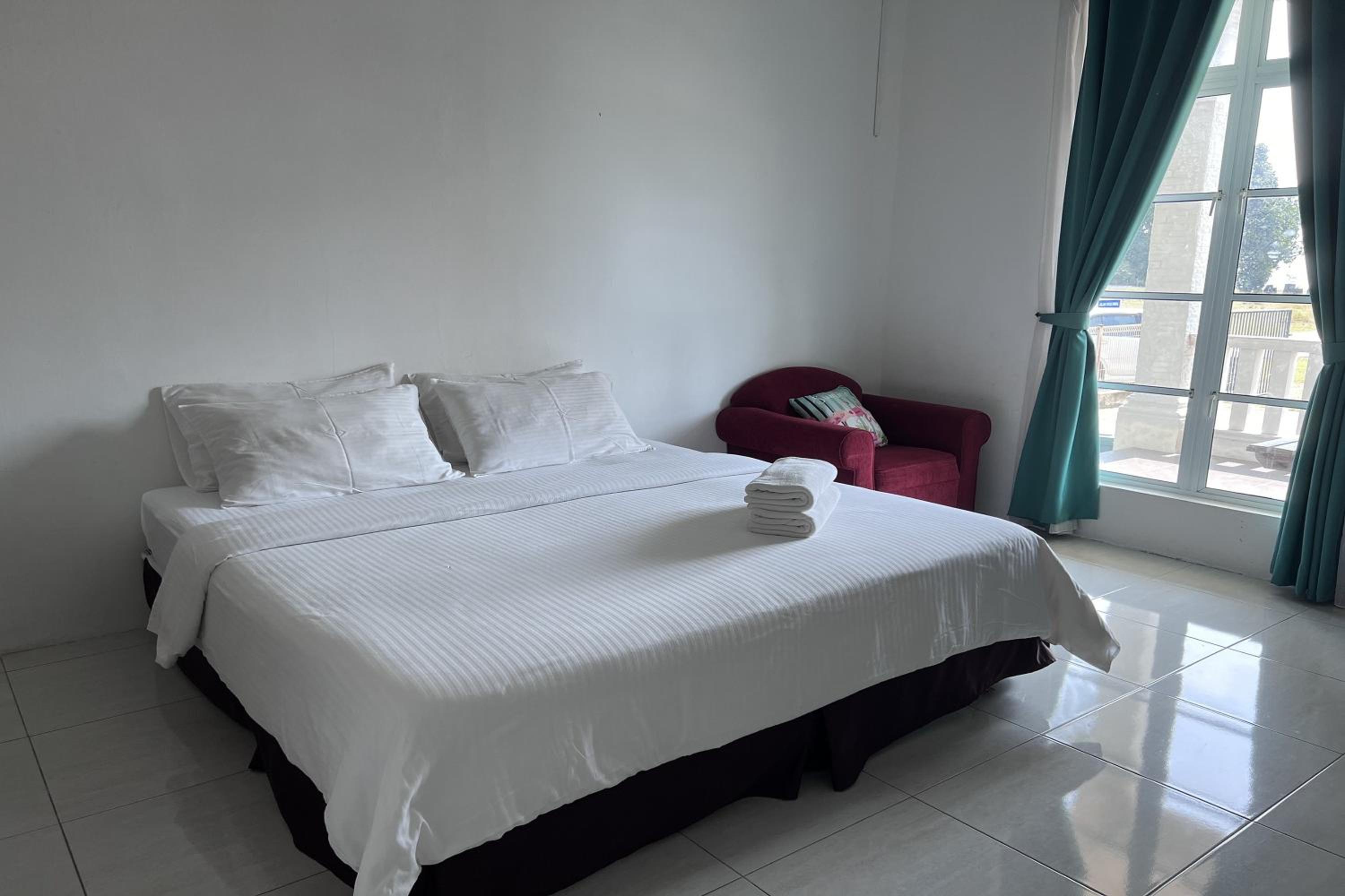 Deluxe King Room - Photo 7
