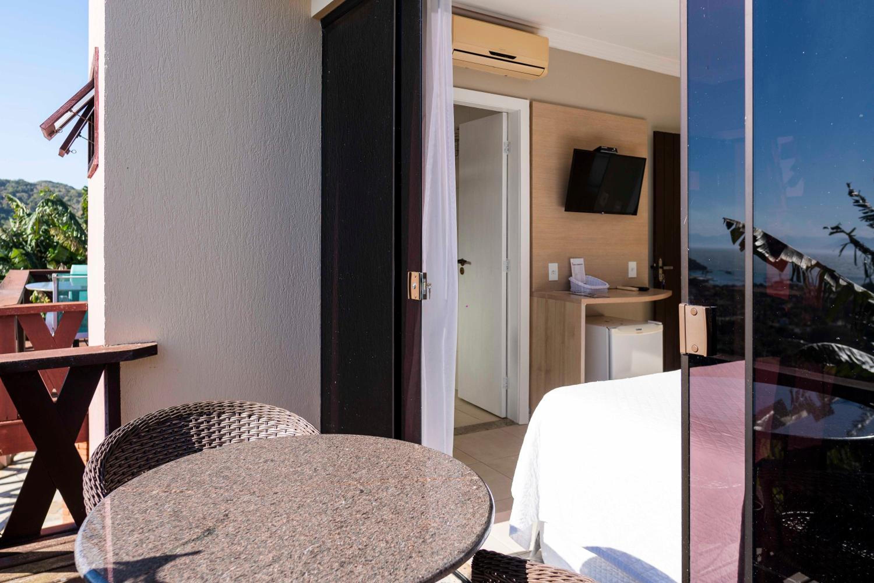 Superior Suite with Sea View - Photo 11