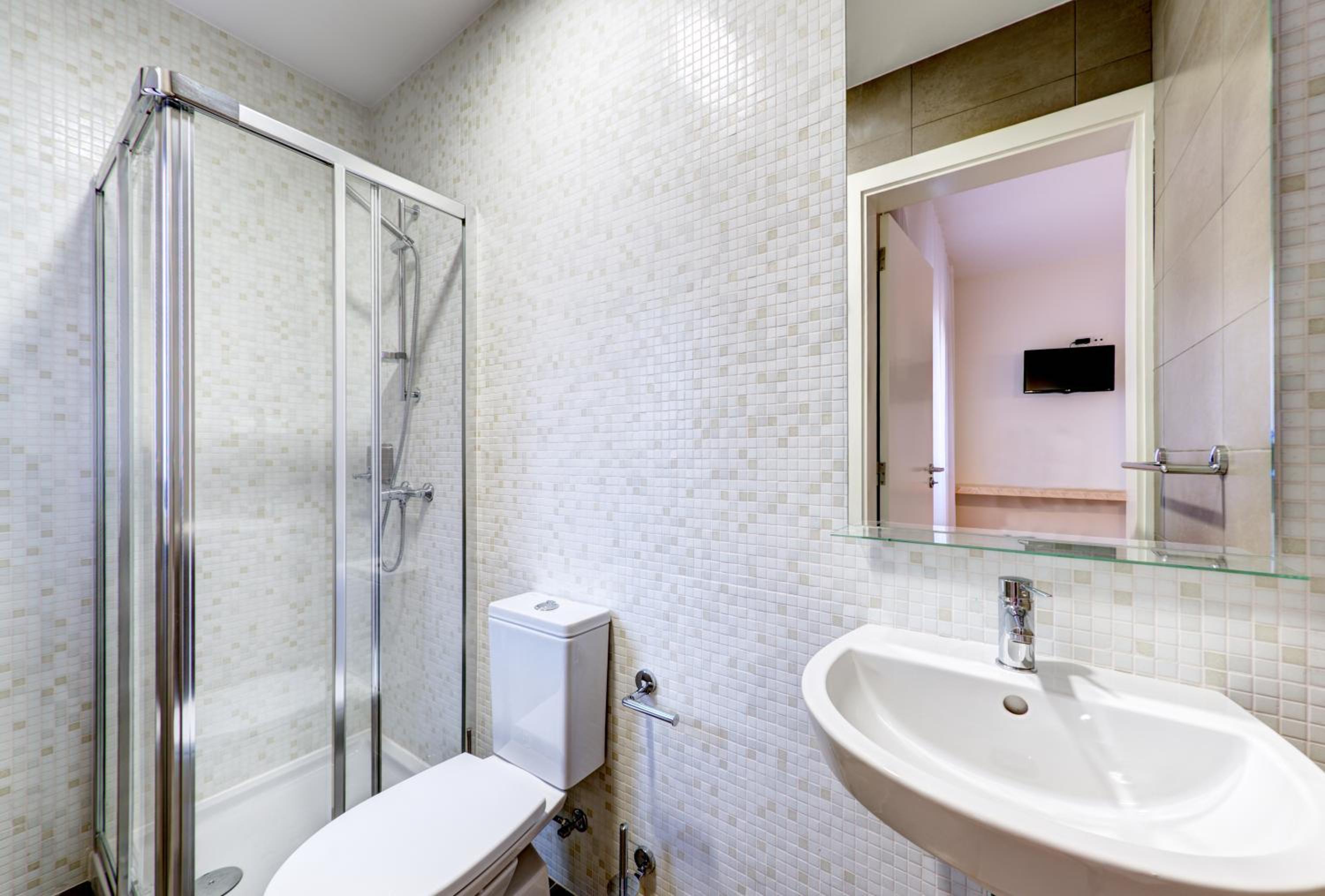 Double Room with Balcony - Photo 3