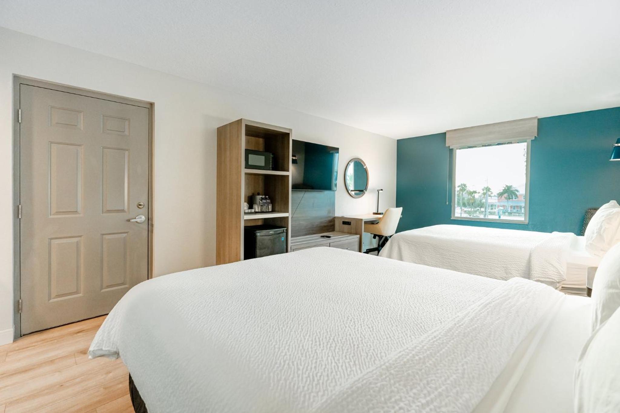 Standard Queen Room with Two Queen Beds and Tub - Mobility/Communications Accessible - Photo 2