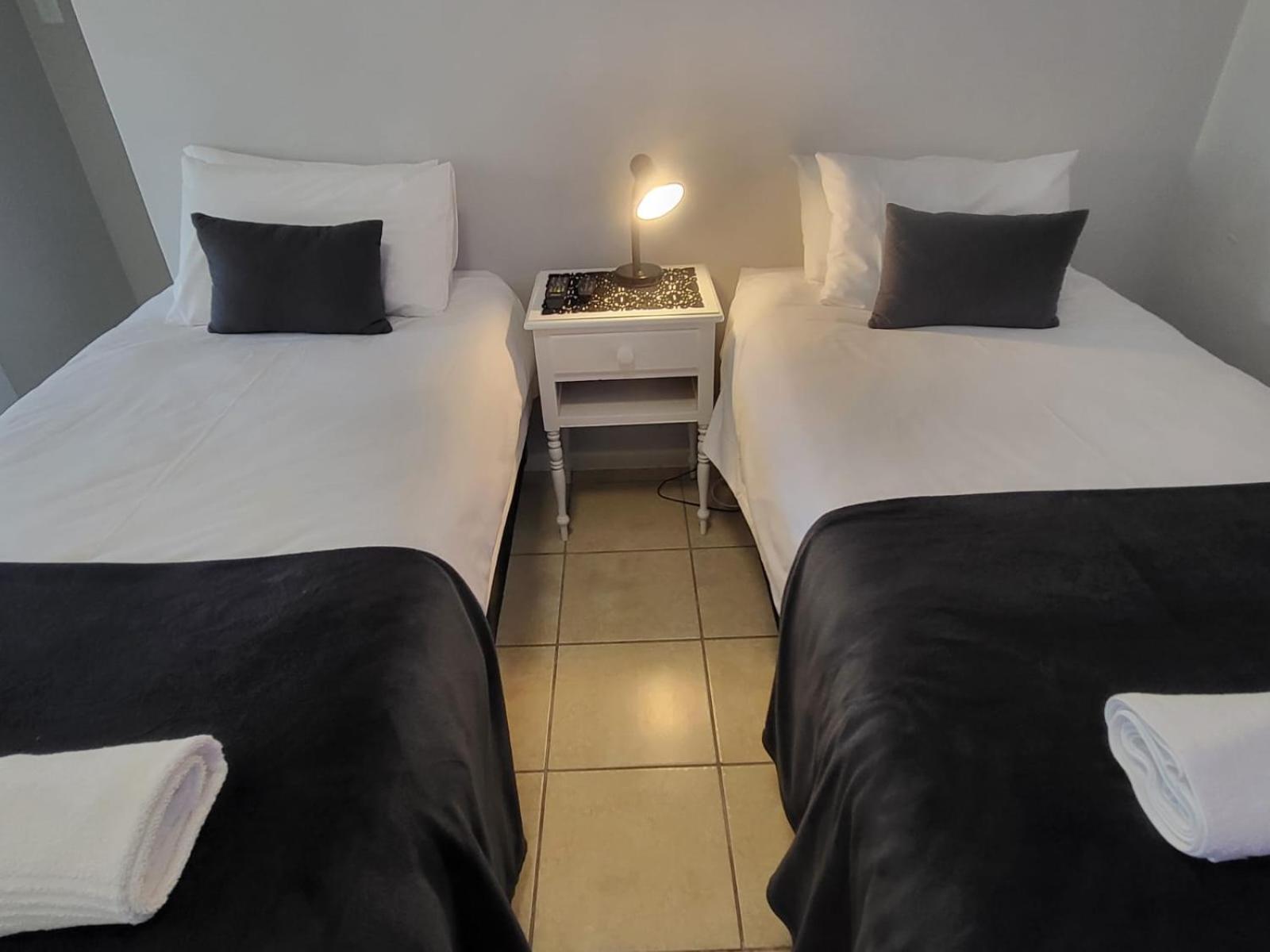Standard Twin Room - Photo 4
