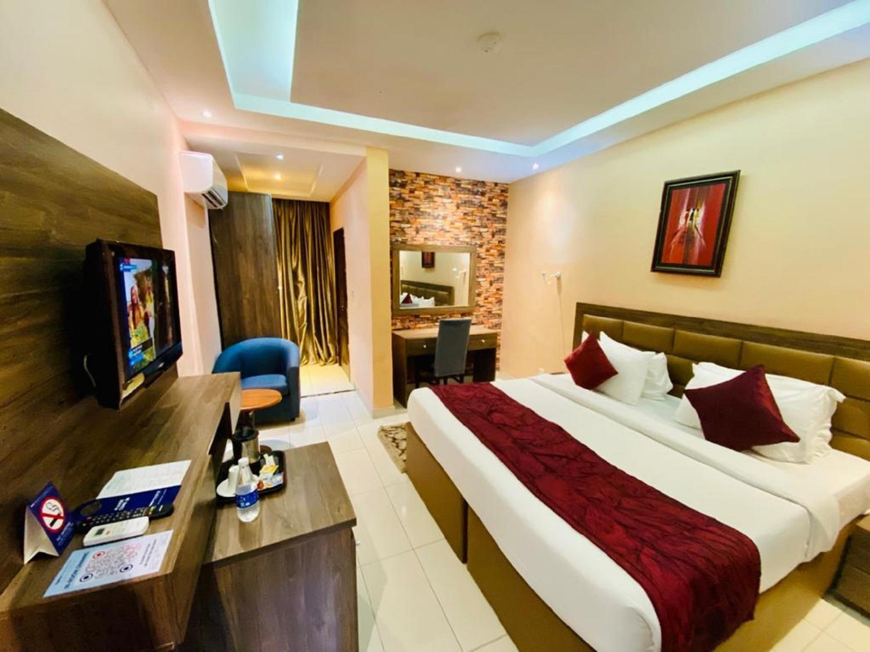 Superior King Room - Photo 5