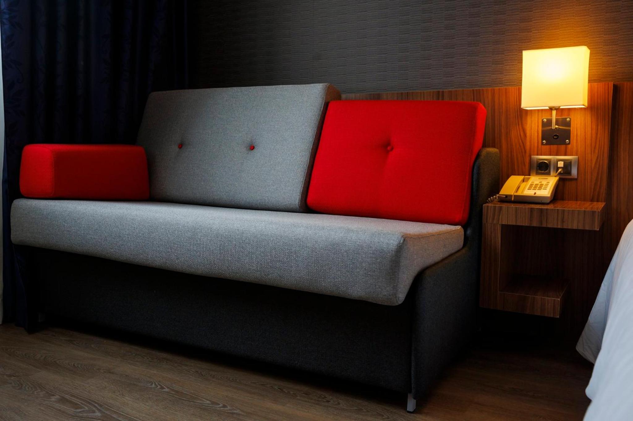 Standard Queen Room with Sofa Bed - Photo 18
