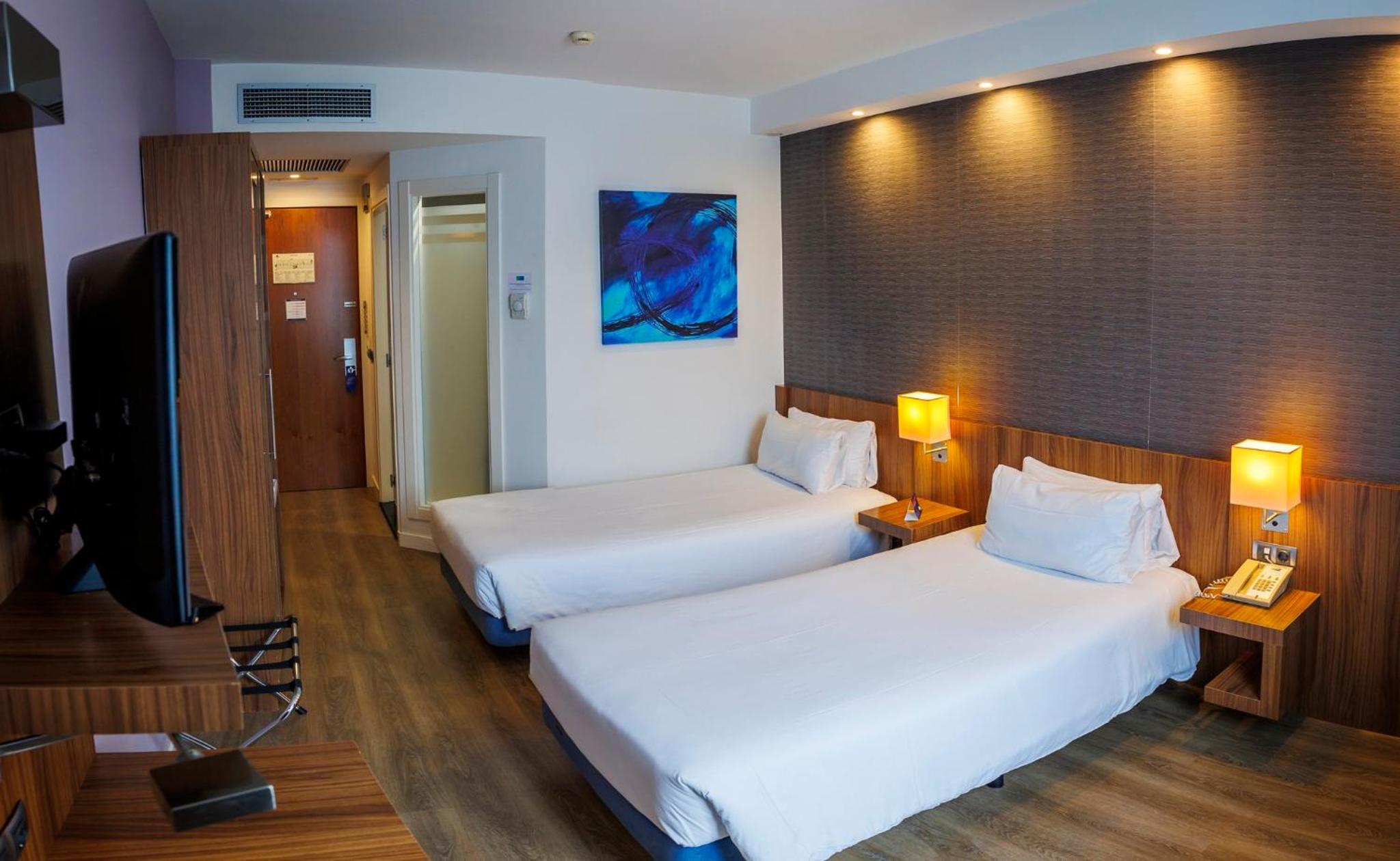 Standard Room with Free Breakfast - Photo 4