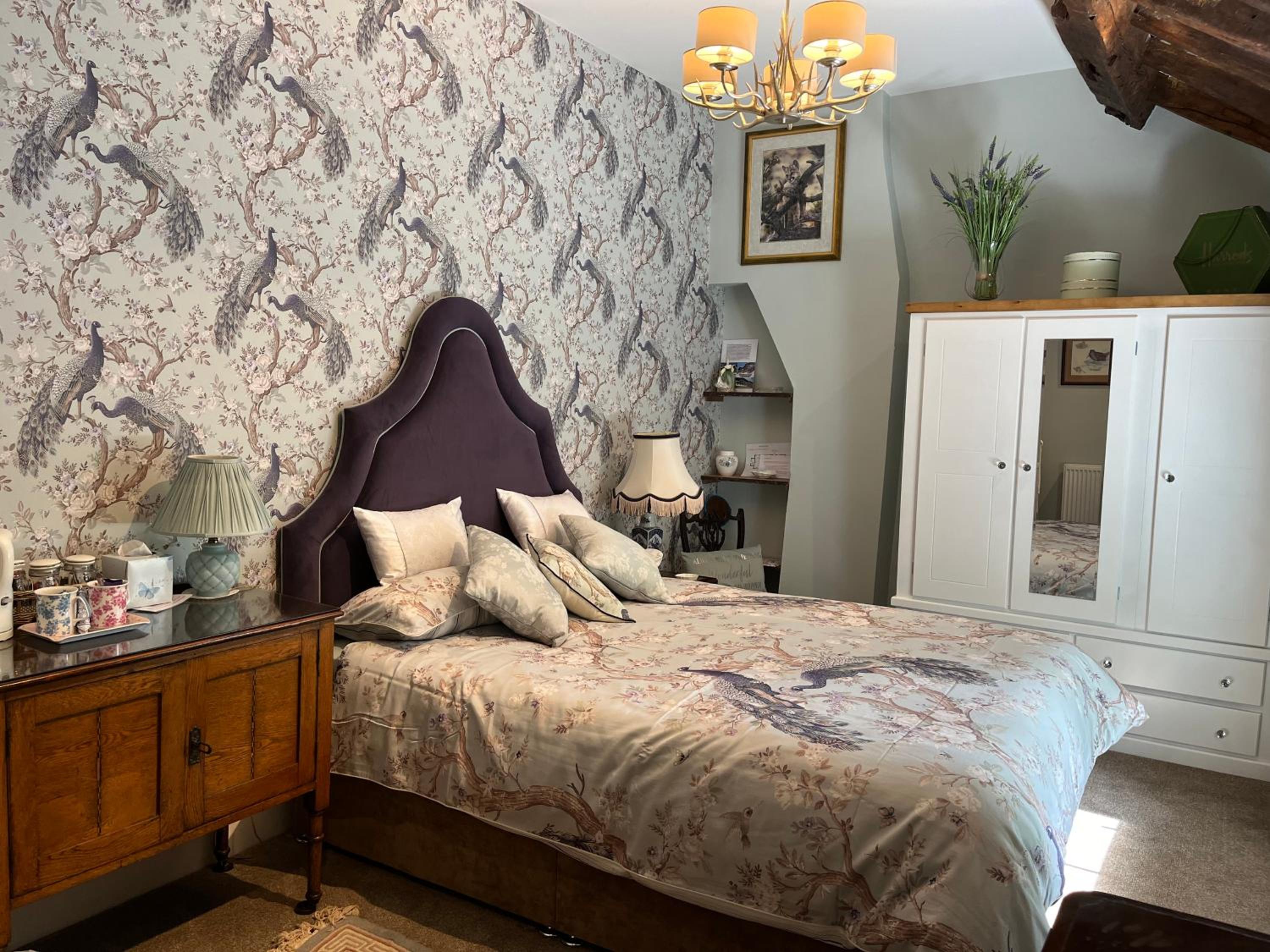 Large double with private bathroom - Photo 4
