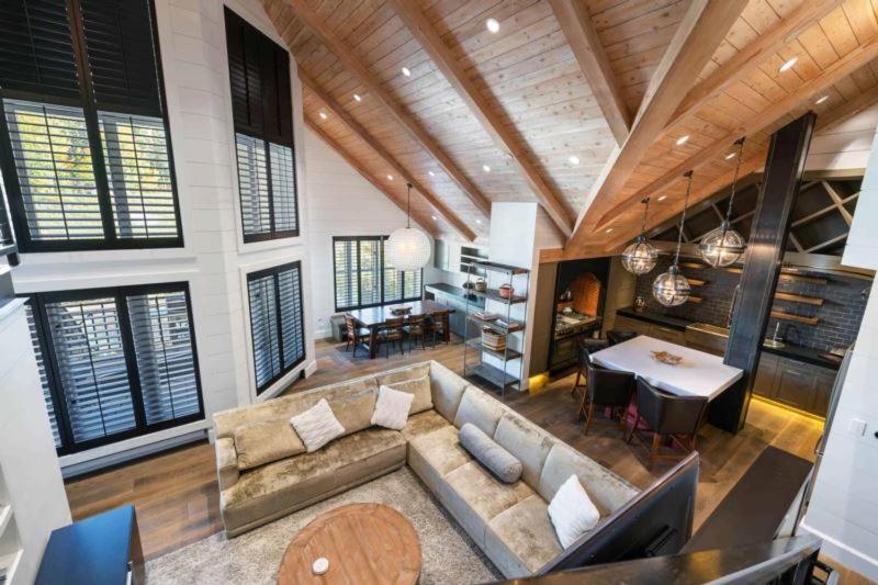 Three-Bedroom Apartment with Mountain View photo 1