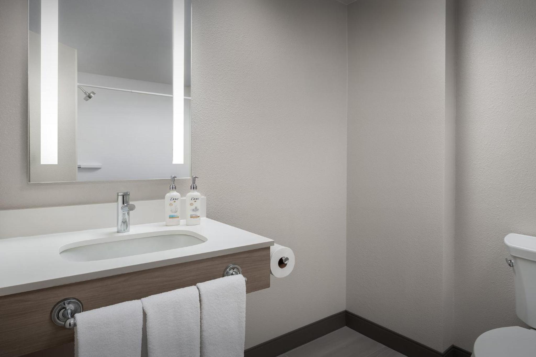 Standard Queen Room with Two Queen Beds and Tub - Mobility/Communications Accessible - Photo 4