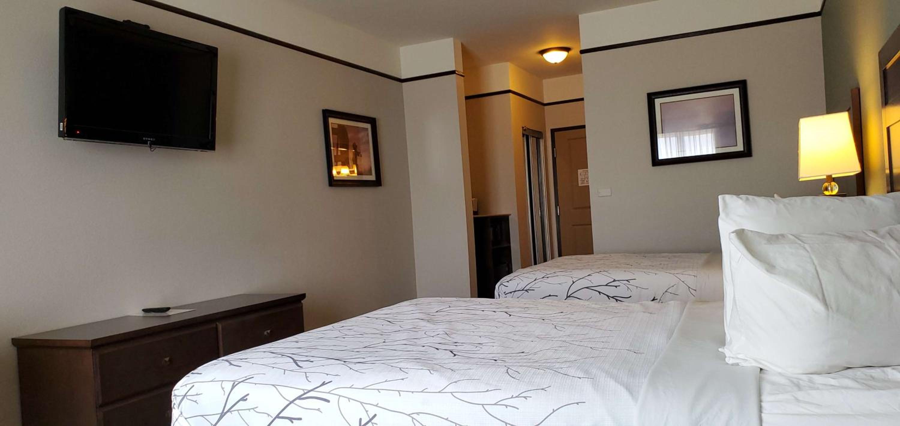 Queen Room with Two Queen Beds and Bath Tub - Mobility Accessible photo 3