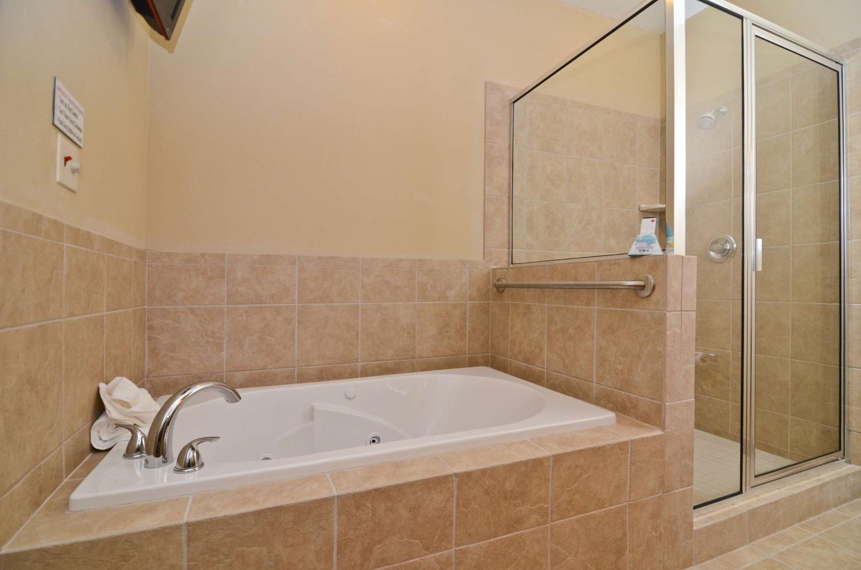 King Suite with Jetted Tub and Sofa Bed - Walk-In Shower/Non-Smoking photo 2