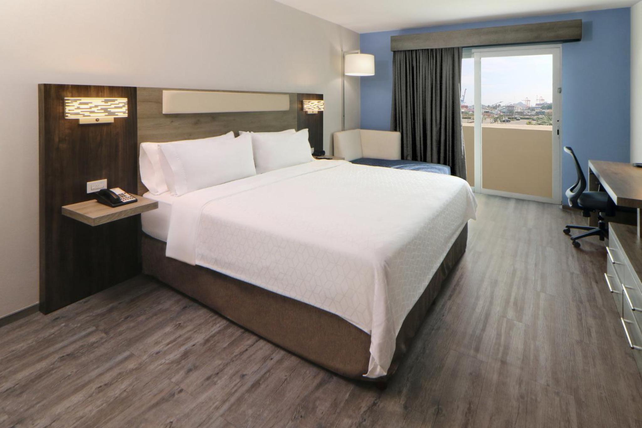 Standard King Room with Balcony - Photo 1