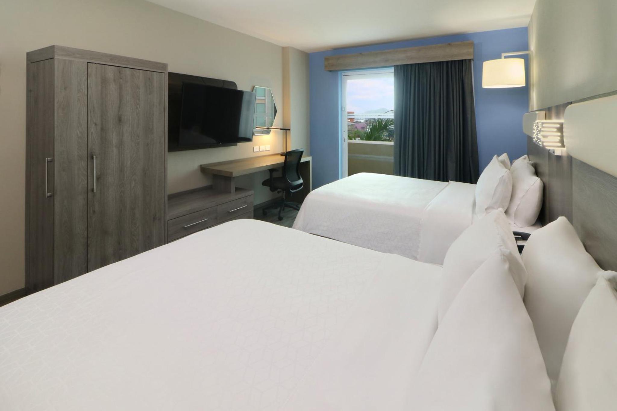 Standard Queen Room with Two Queen Beds and Balcony - Photo 5