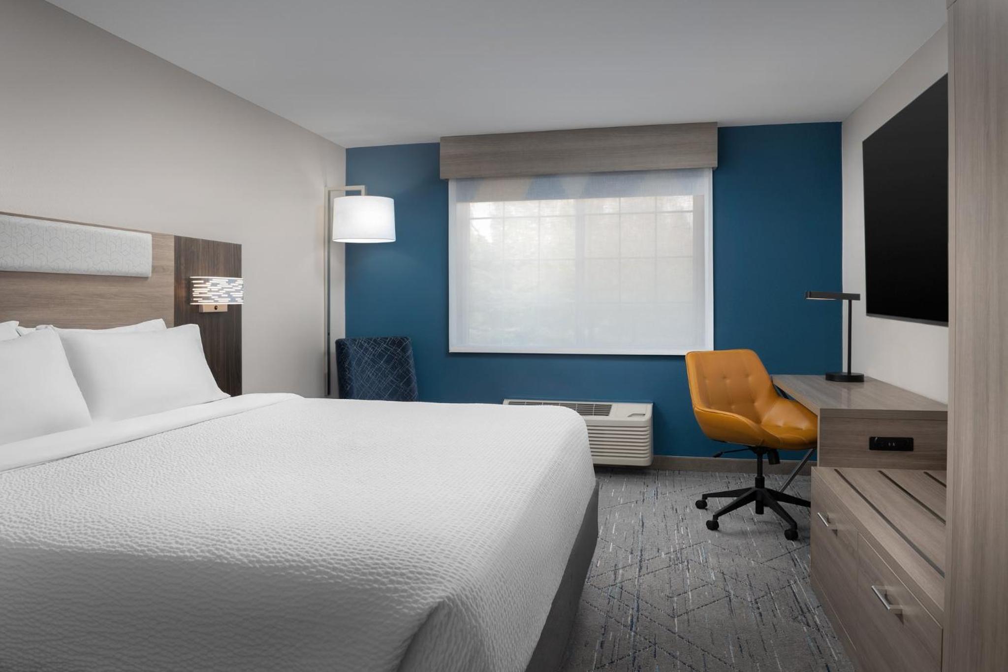 Standard King Room with Mobility Accessible Tub - Photo 6