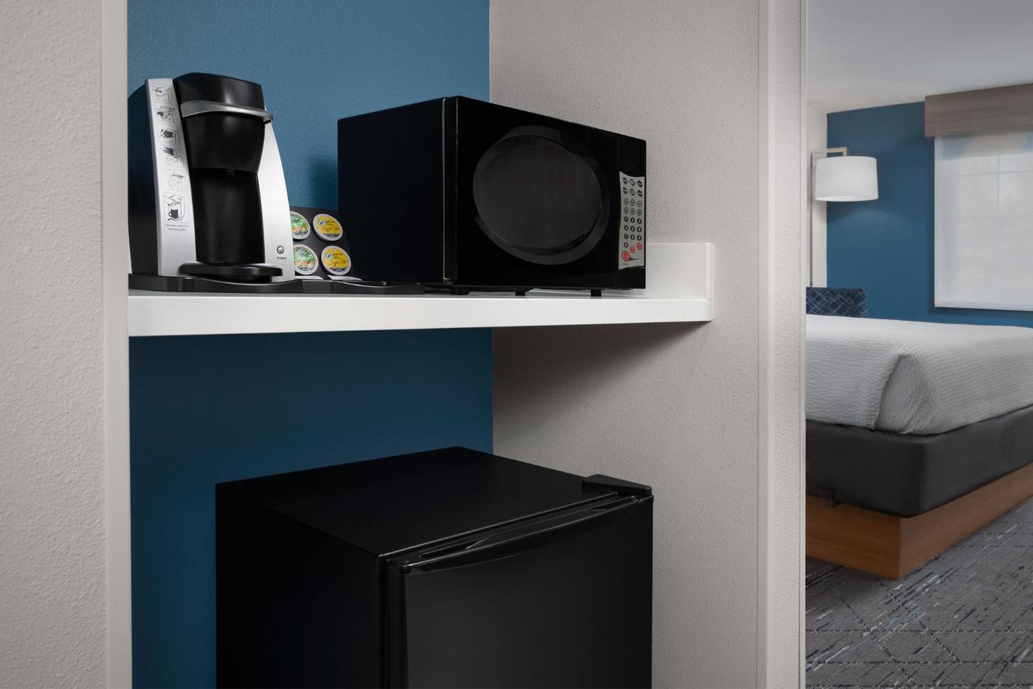 Standard Queen Room with Two Queen Beds and Tub - Mobility/Communications Accessible - Photo 2