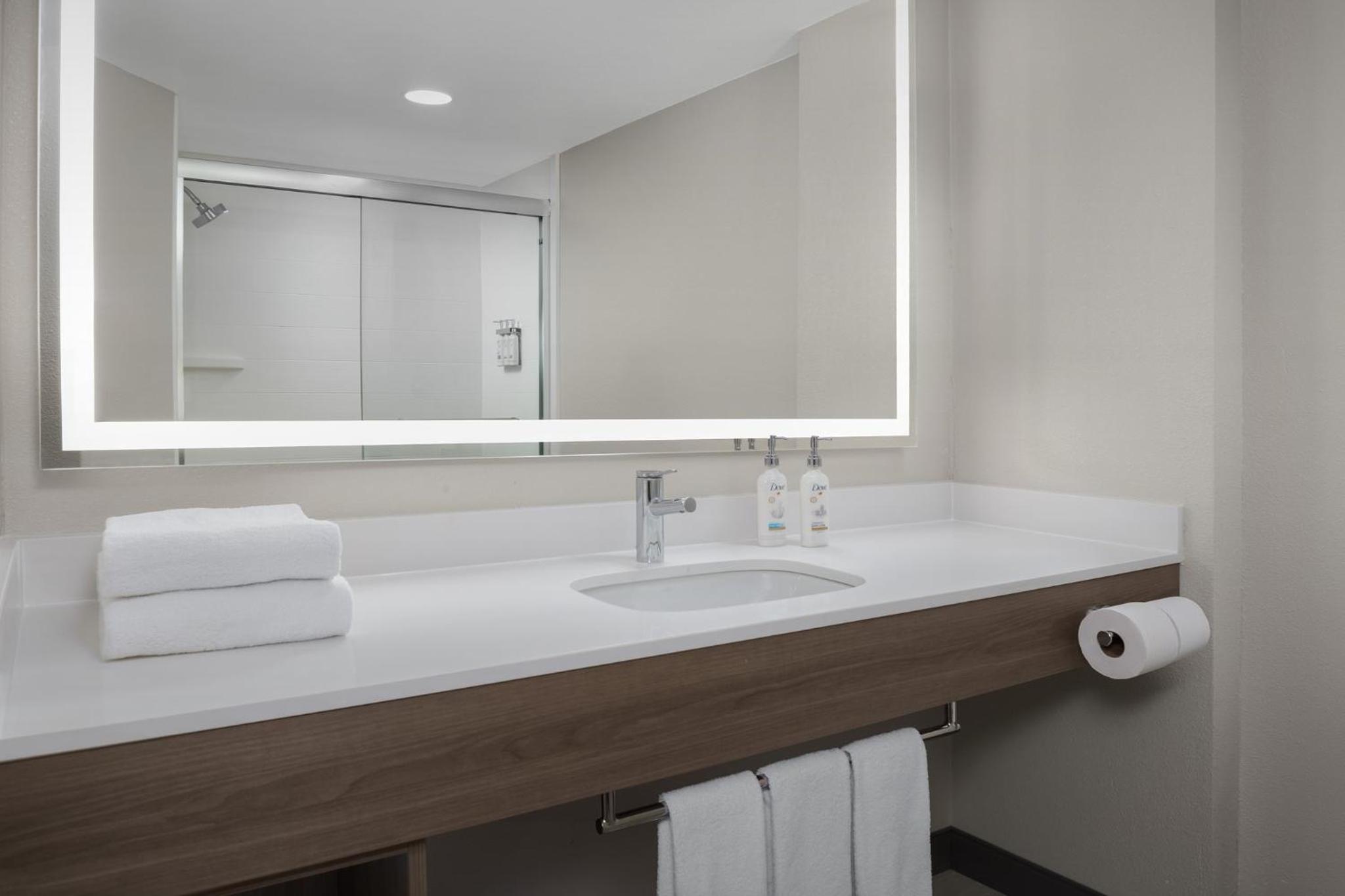 Standard King Room with Mobility Accessible Tub - Photo 4