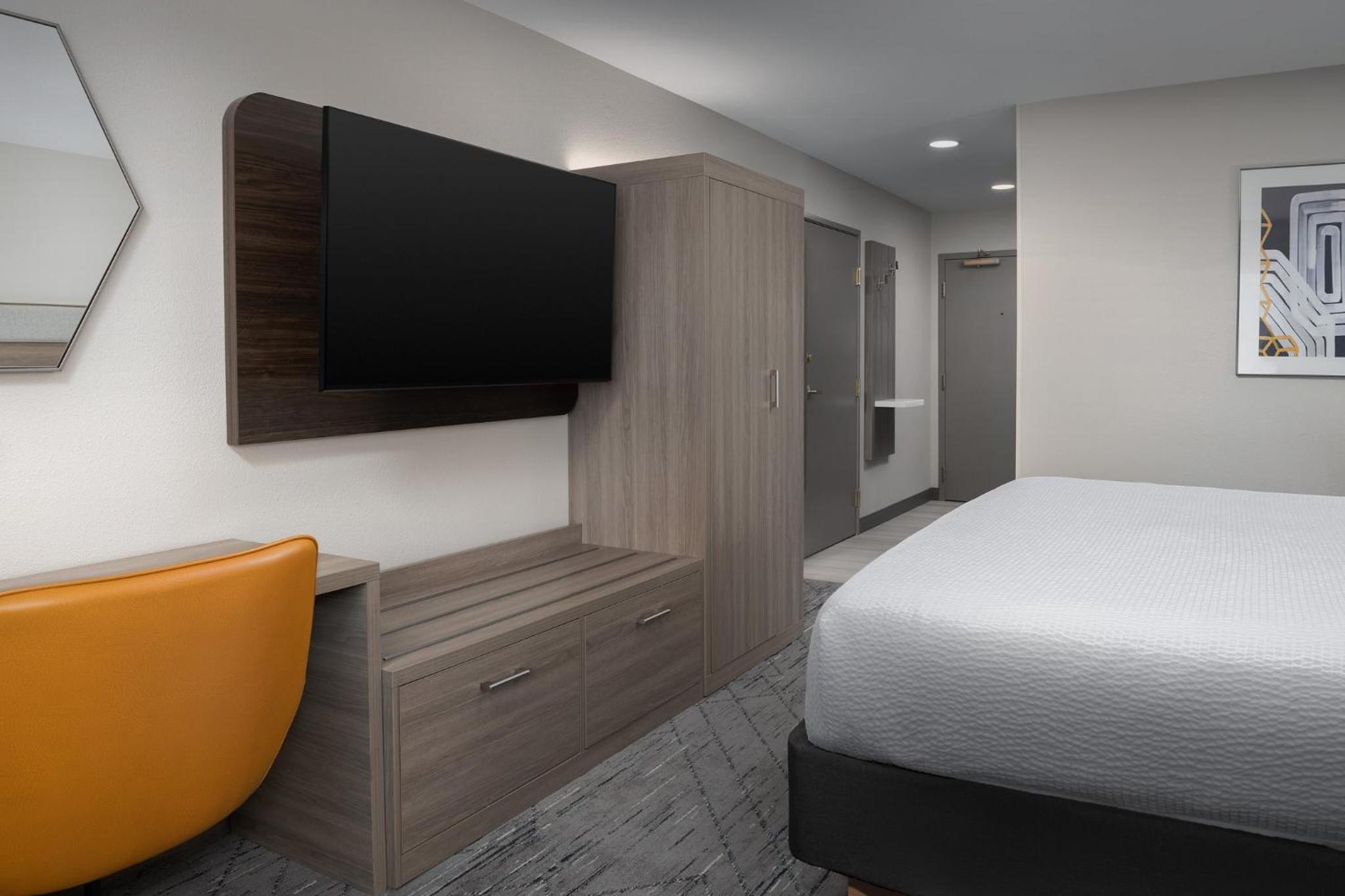 Standard King Room with Mobility Accessible Tub - Photo 5